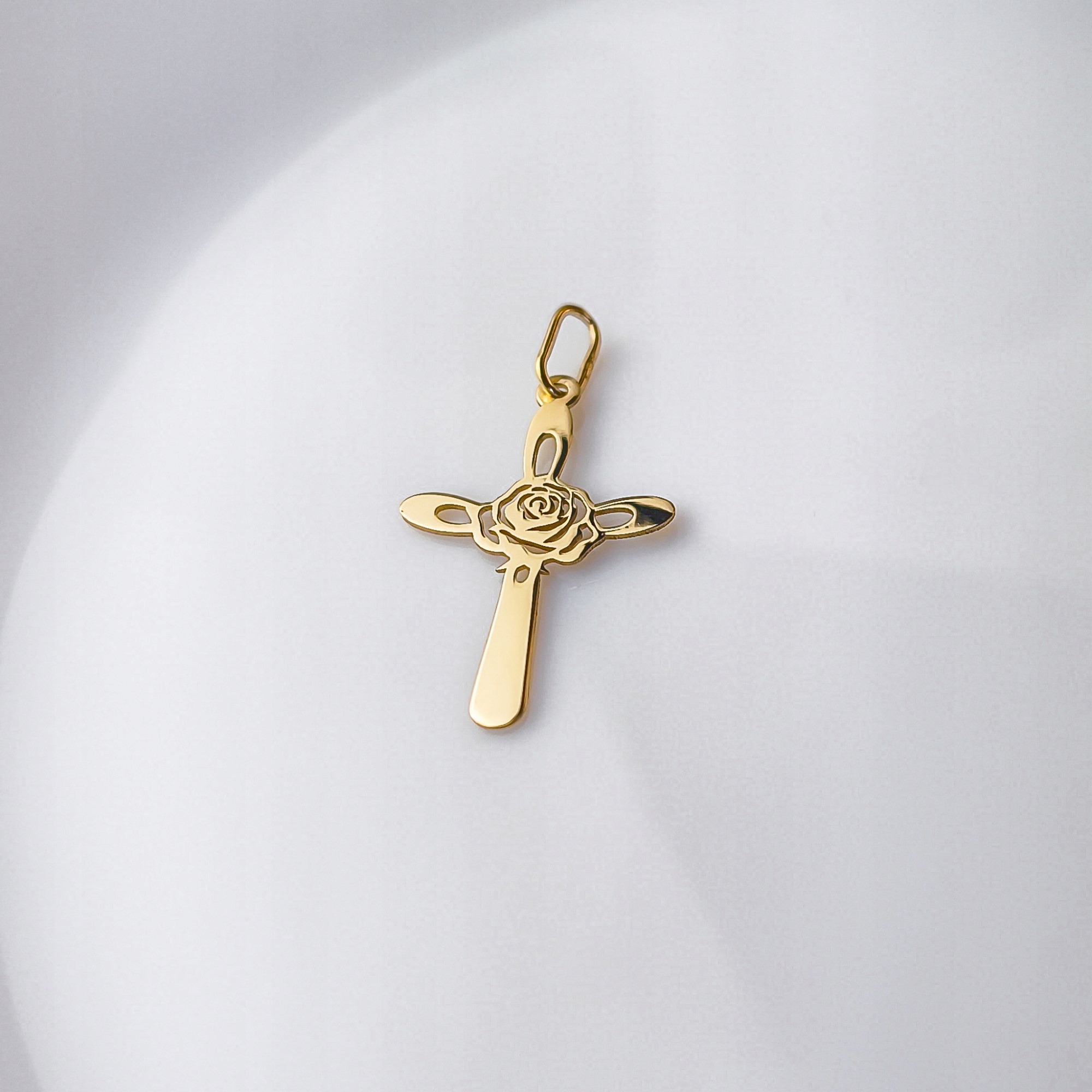 Zlatý přívěsek Křížek s růží pr.585