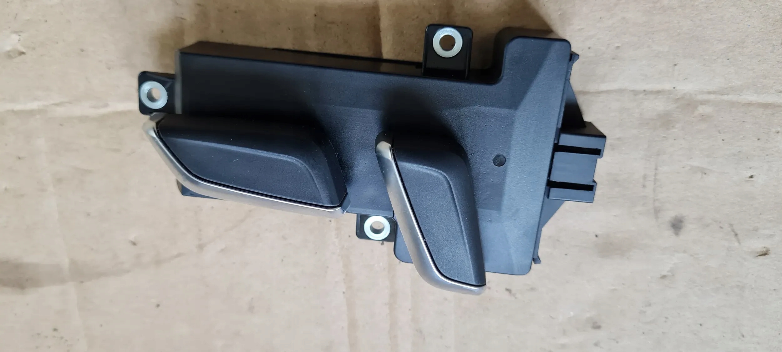 Q7 4M II switch seat right front front CHROM