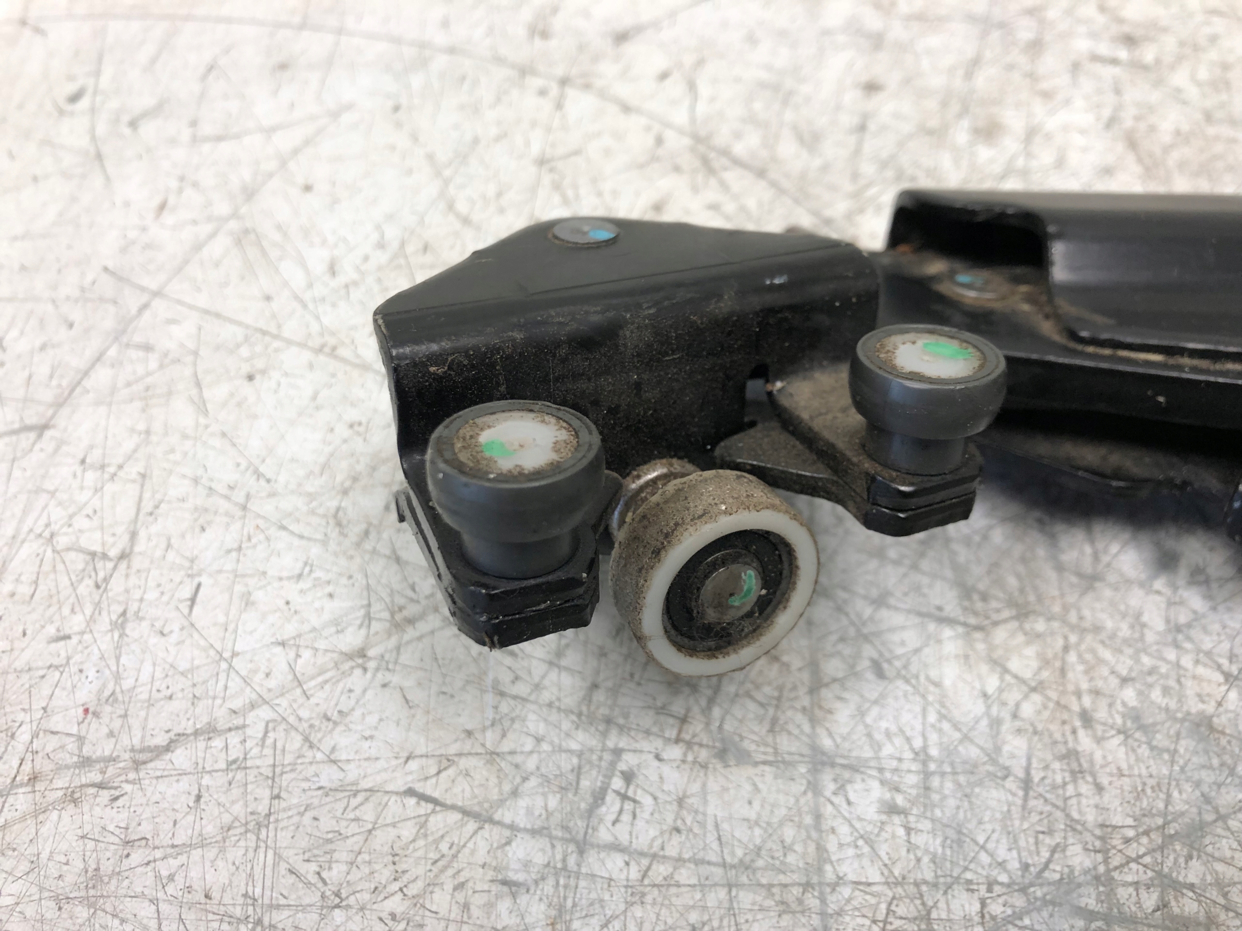 ROLKA DRZWI PRZESUWNYCH RENAULT MASTER III IV 745961469R Producent części Renault OE