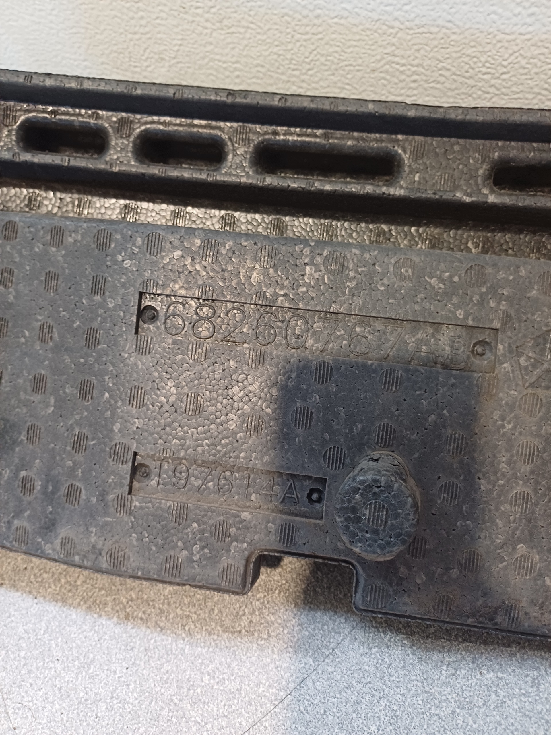 ABSORBER of a bumper front front JEEP GRAND CHEROKEE WK2 68260767AB