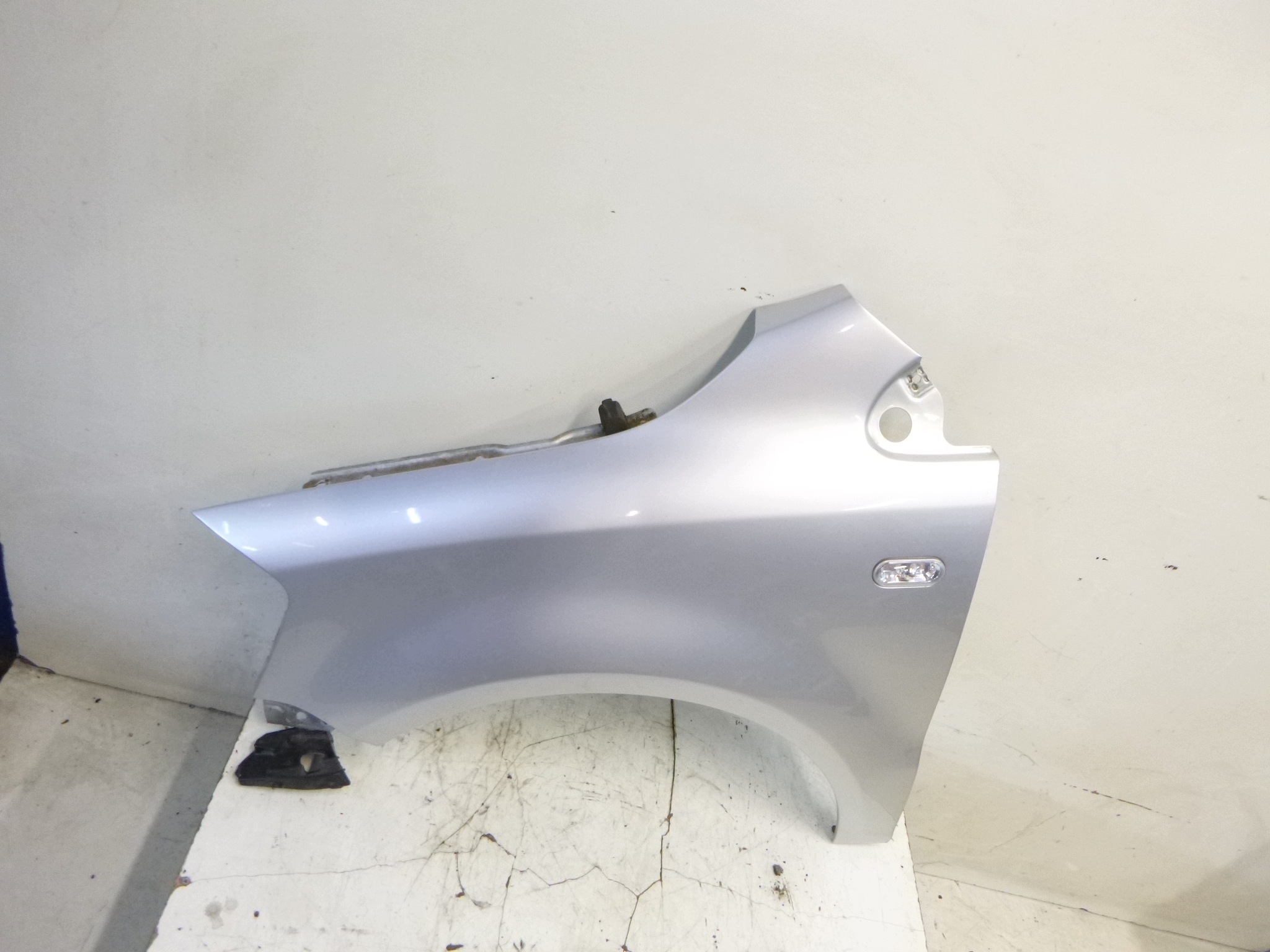 fender front left VW Fox 2005-2011 3D LA7W Srebrny