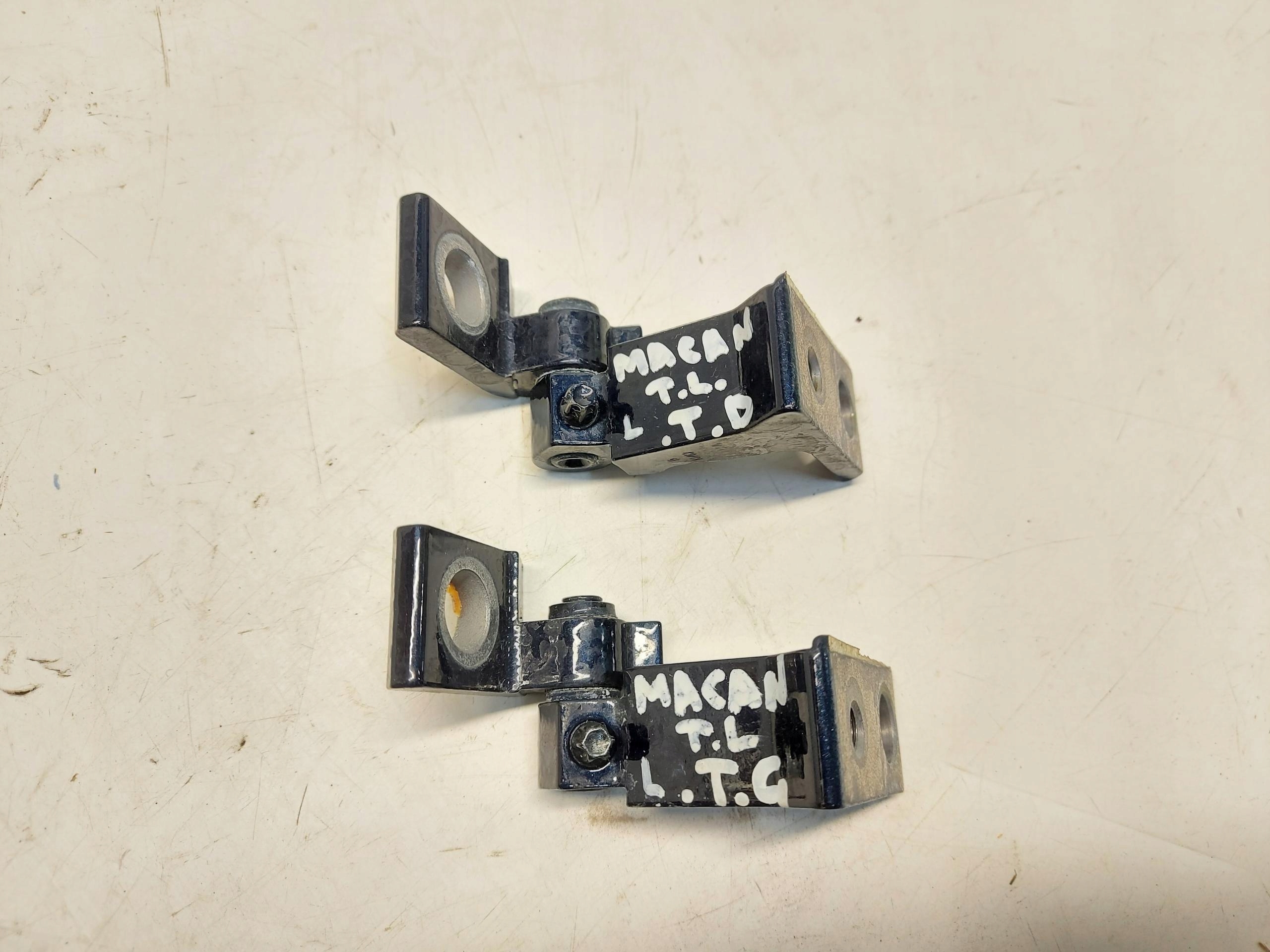 Porsche Macan Turbo II LIFT 2020 hinge door left rear part upper lower