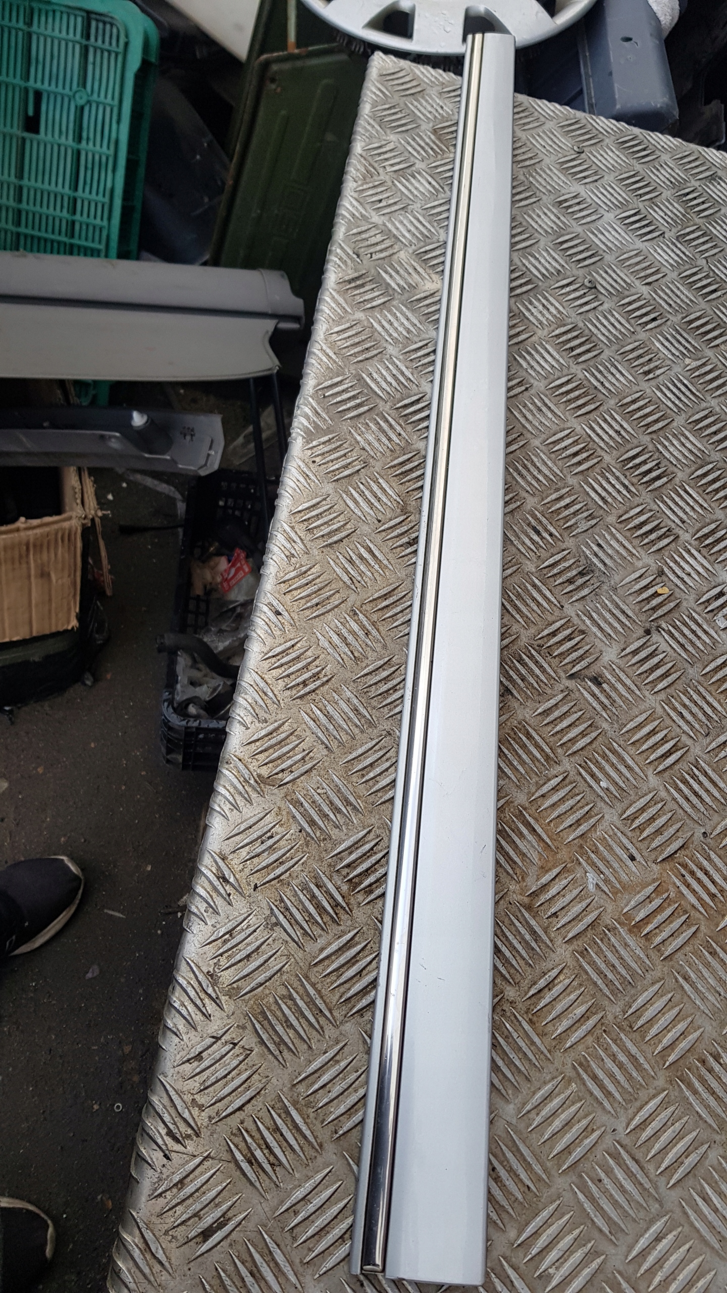 MERCEDES W203 Leiste Schutzleiste Tür links oder rechts vorne 744 CHROM