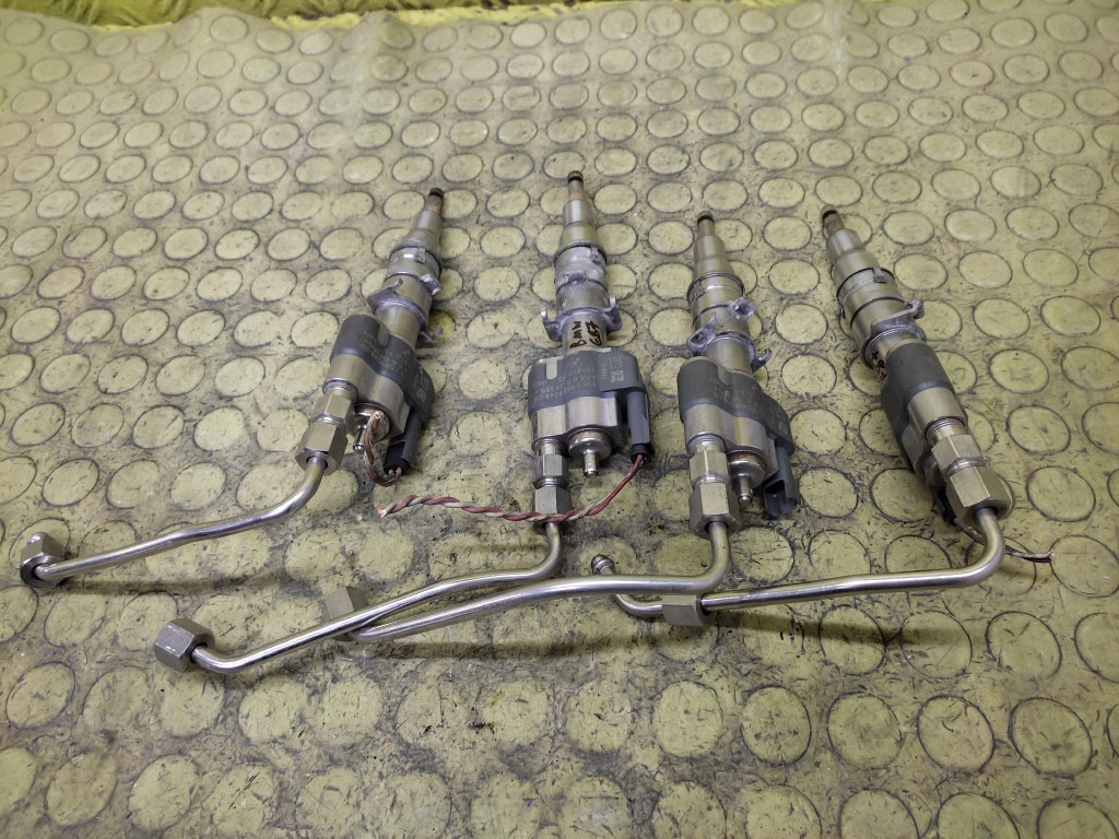 BMW E87 iniettore 13537589048