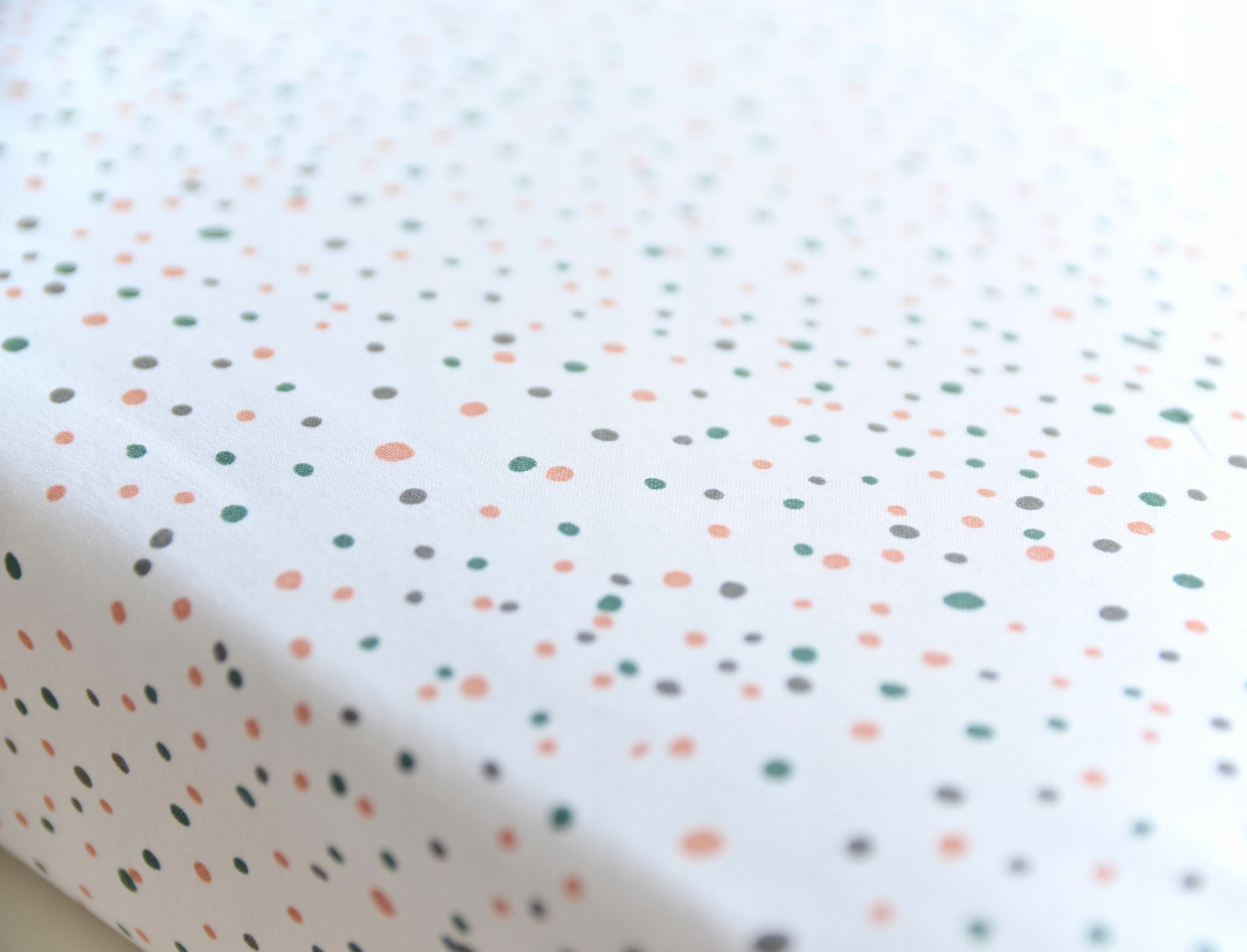 BIAŁE PRZEŚCIERADŁO W KOLOROWE KROPECZKI 120x60 CM