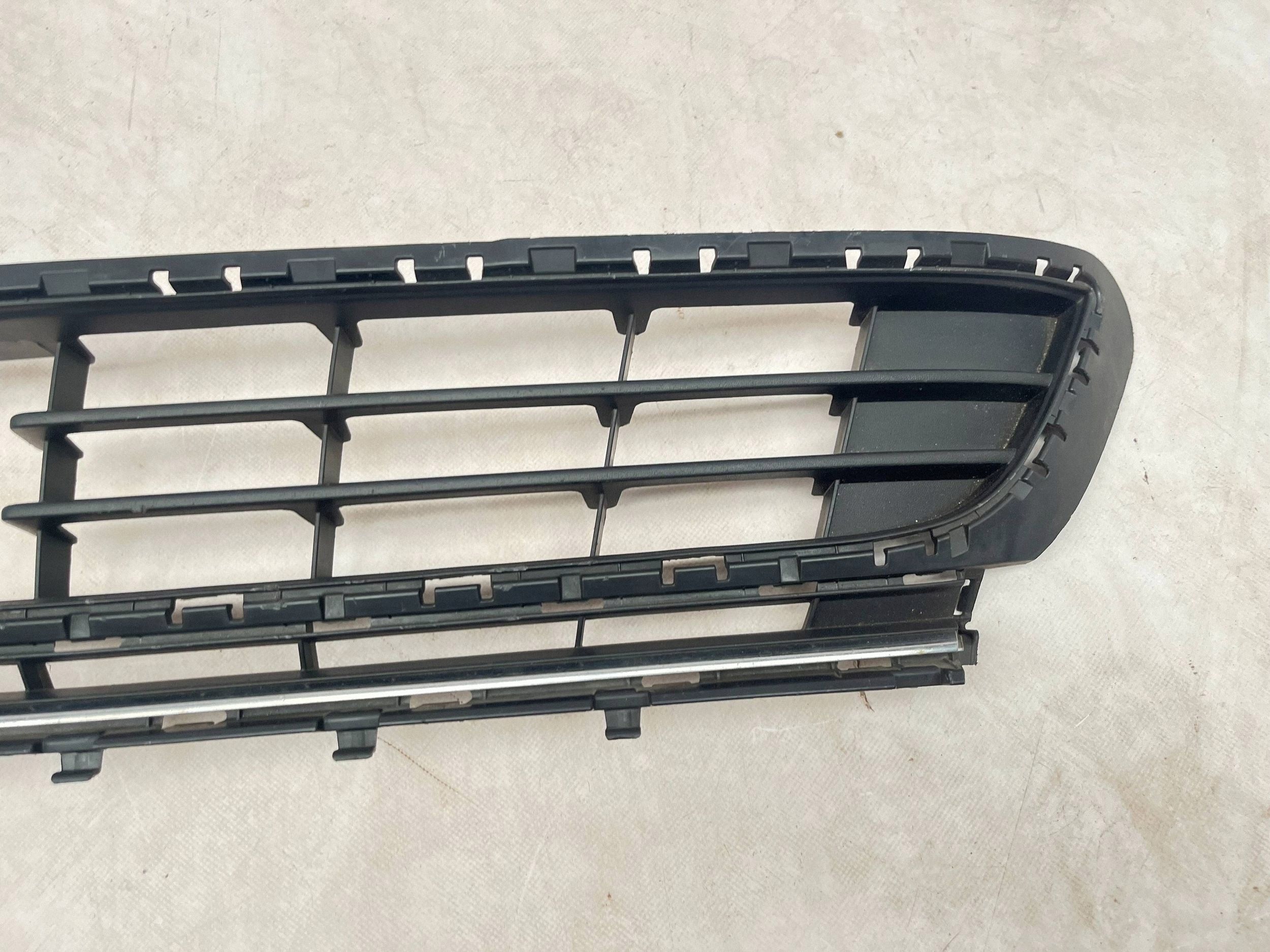 grid of a bumper front original VOLKSWAGEN GOLF VII 5G0853677E