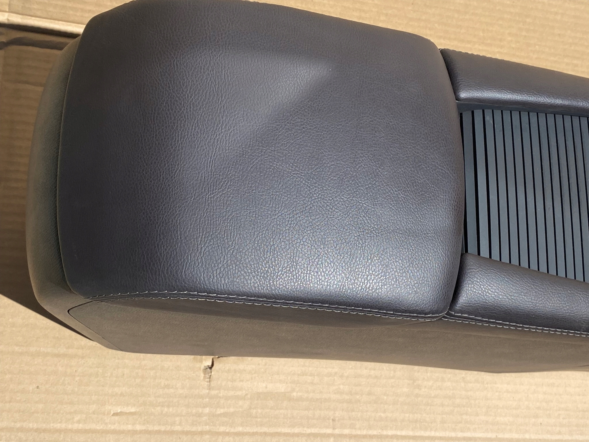 Mazda 3 BM lift tunel podłokietnik Producent części Mazda OE