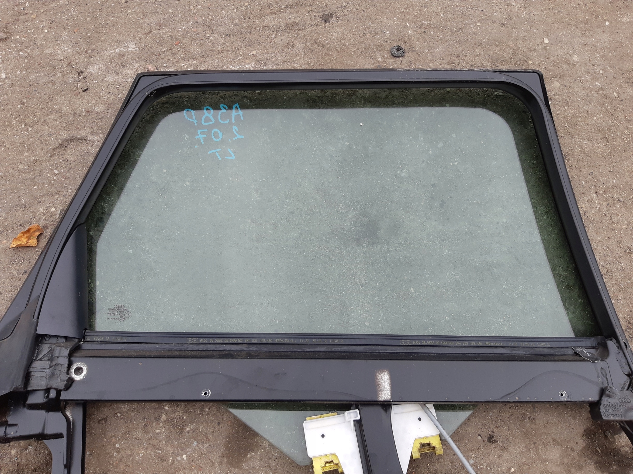 AUDI A3 8P 5D RAMA window side door left rear part