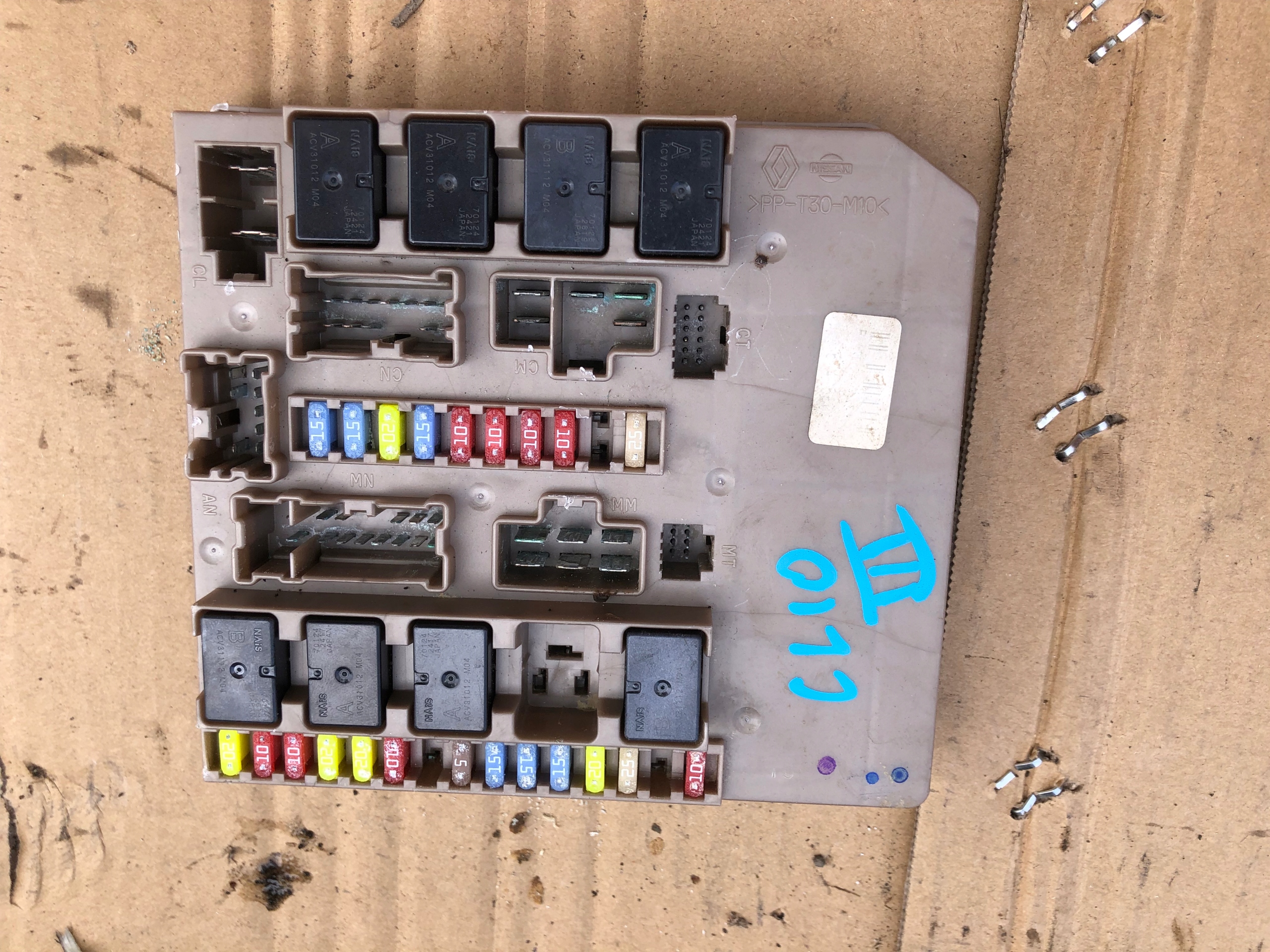 SKRZYNKA BEZPIECZNIKÓW RENAULT CLIO III 05-08