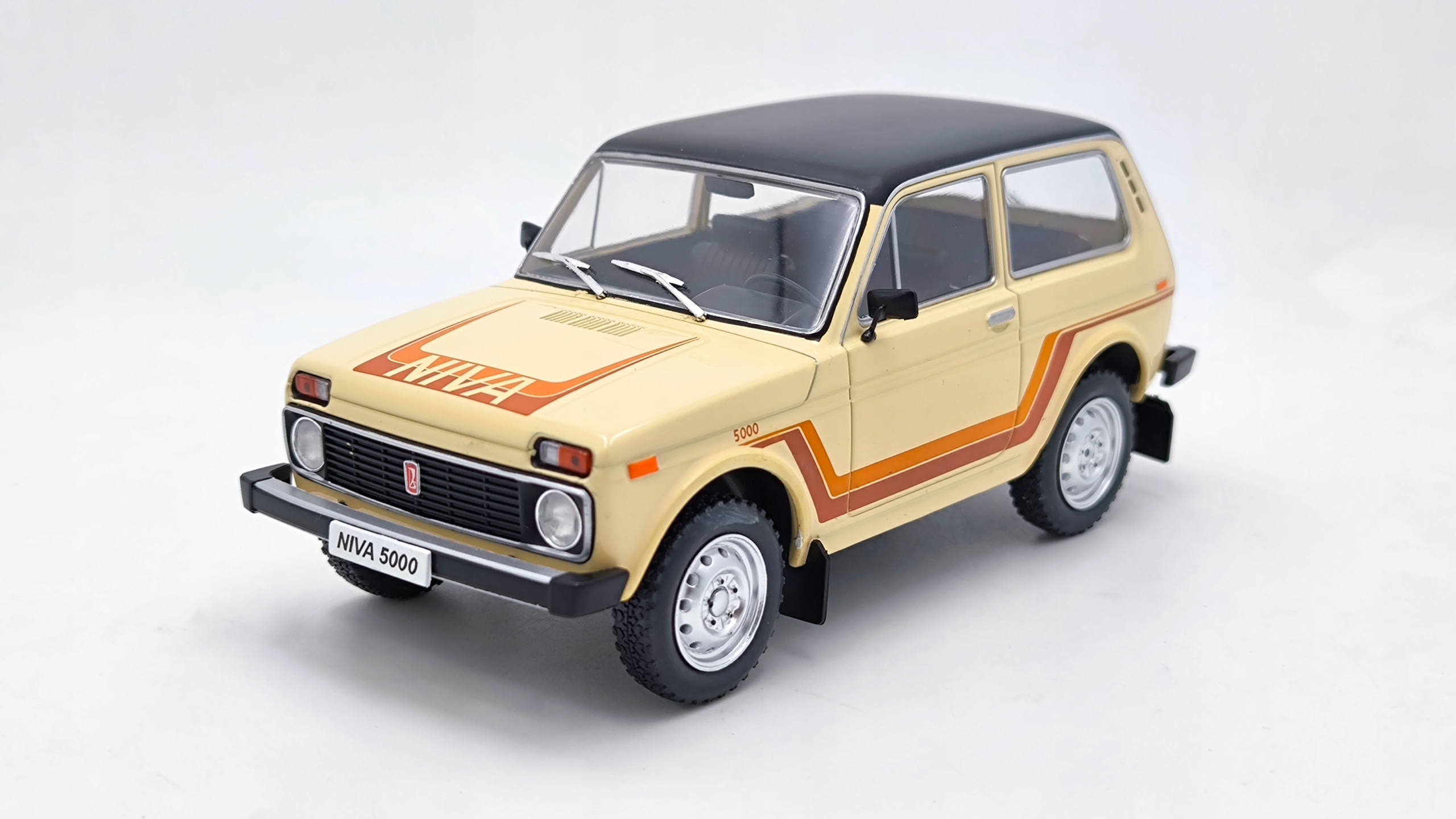 Lada Niwa 5000 WhiteBox 1:24