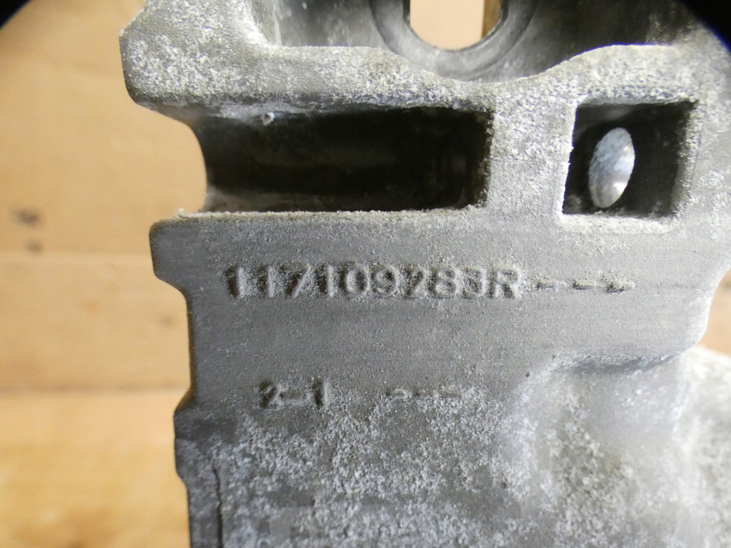 engine mount 117102273R Renault