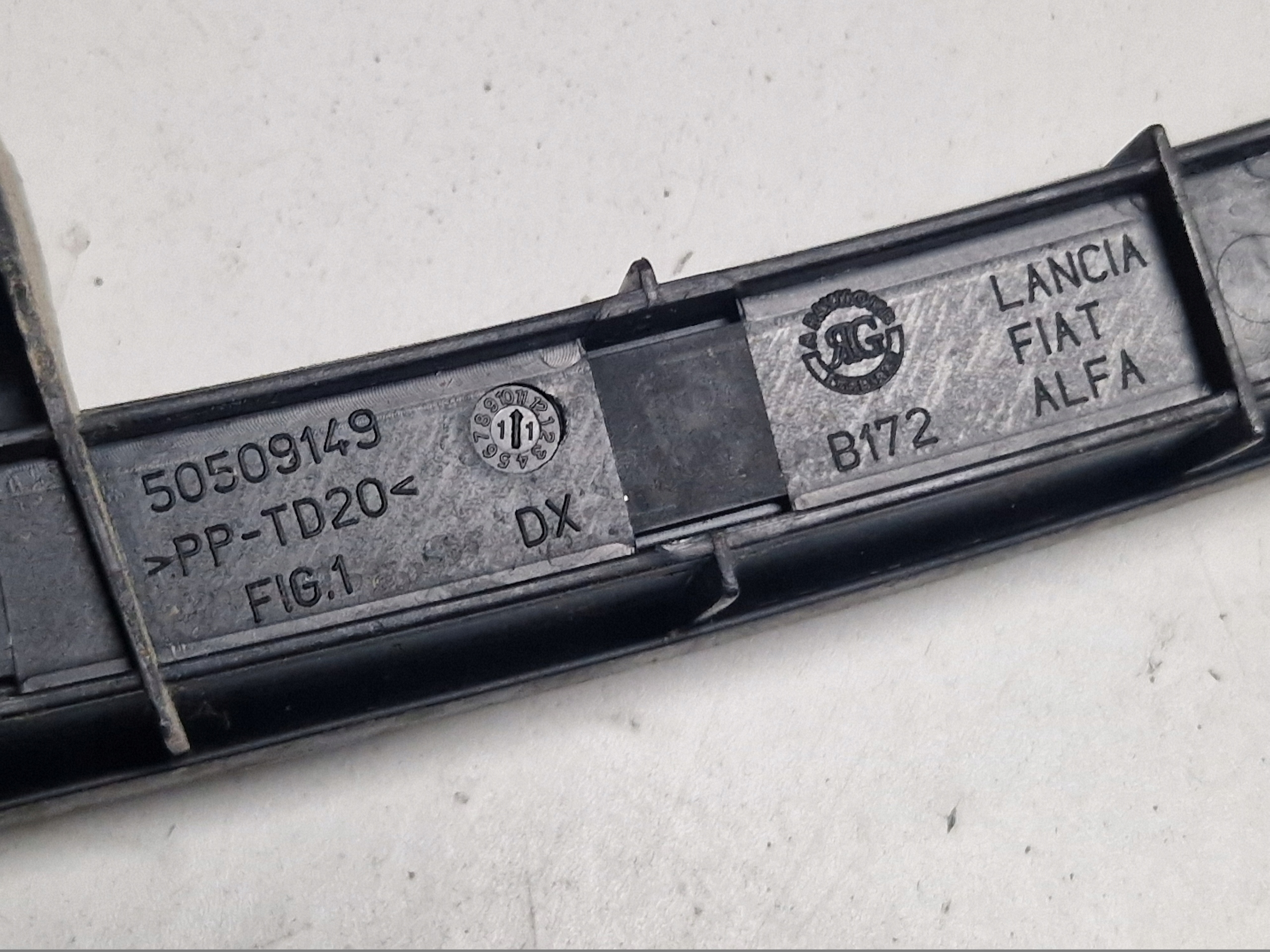 ALFA ROMEO MITO PROWADNICA windows right front 50509149