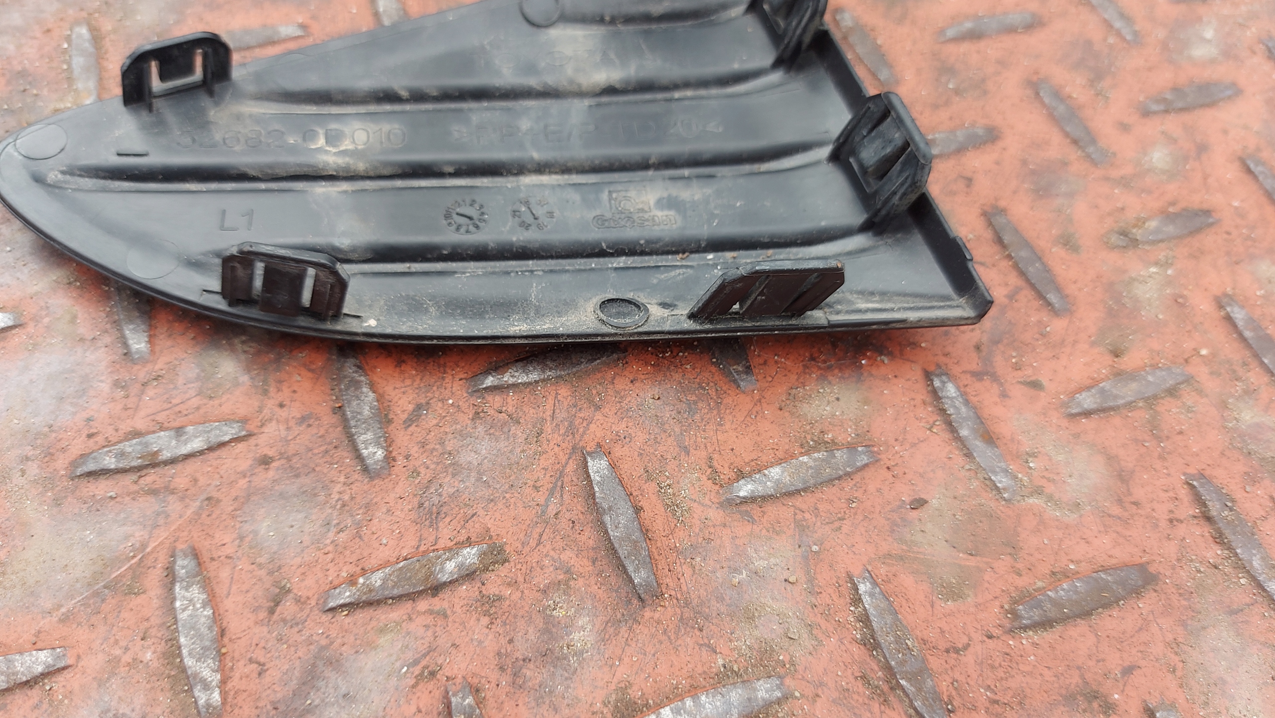 grid frame of a bumper left left rear part TOYOTA YARIS III 14-20