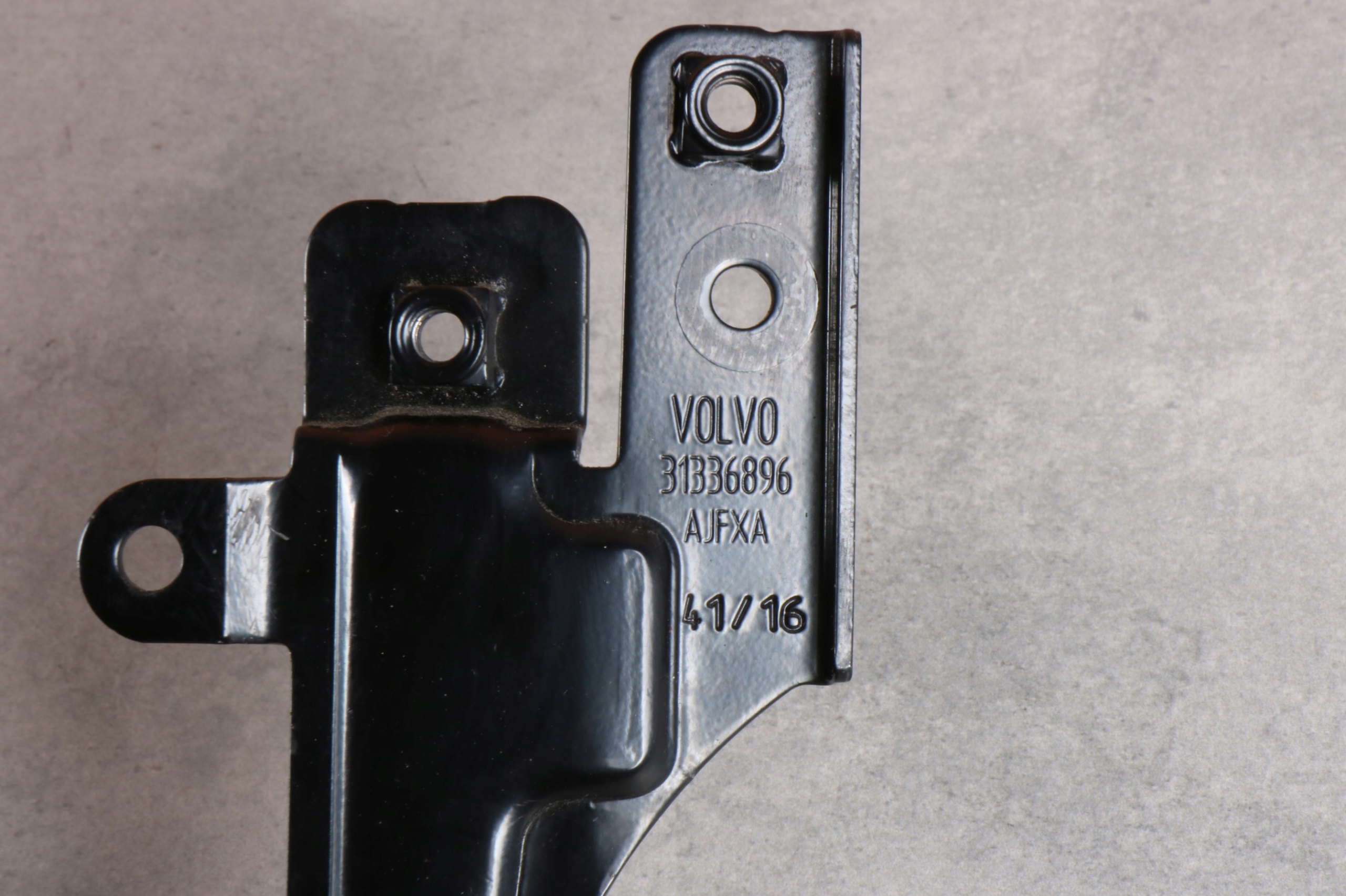 VOLVO XC60 and bracket console holder PRZWODOW plugs ZAROWYCH 31336896