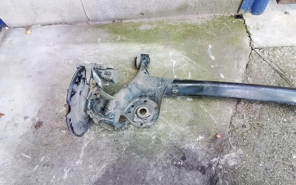 YARIS CROSS BELKA ZAWIESZENIA TYŁ OŚ KPL. SANKI Numer katalogowy części 01