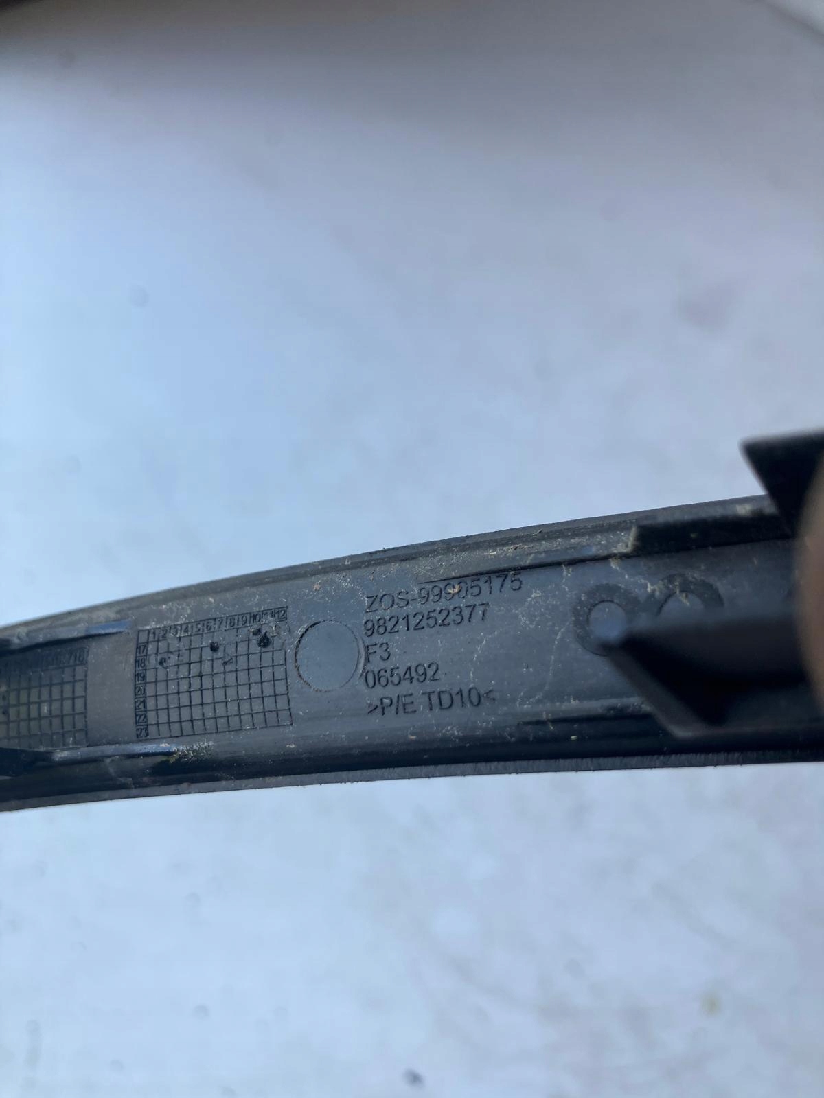 spoiler of a bumper front left CITROEN C4 CACTUS LIFT 9821252377