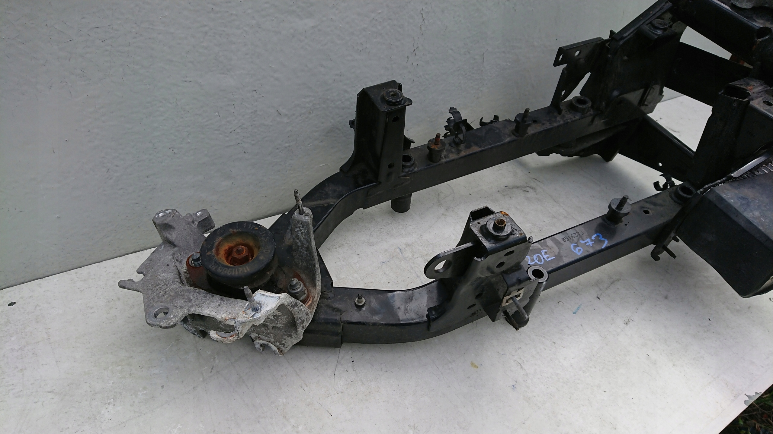 Renault Zoe subframe axle beam holder of the engine upper