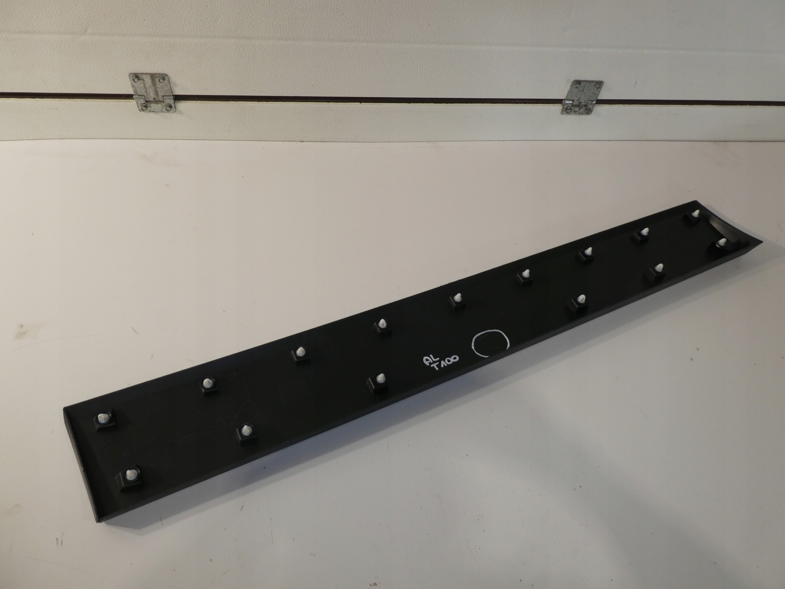 moulding side left 768556674R RENAULT TRAFIC III