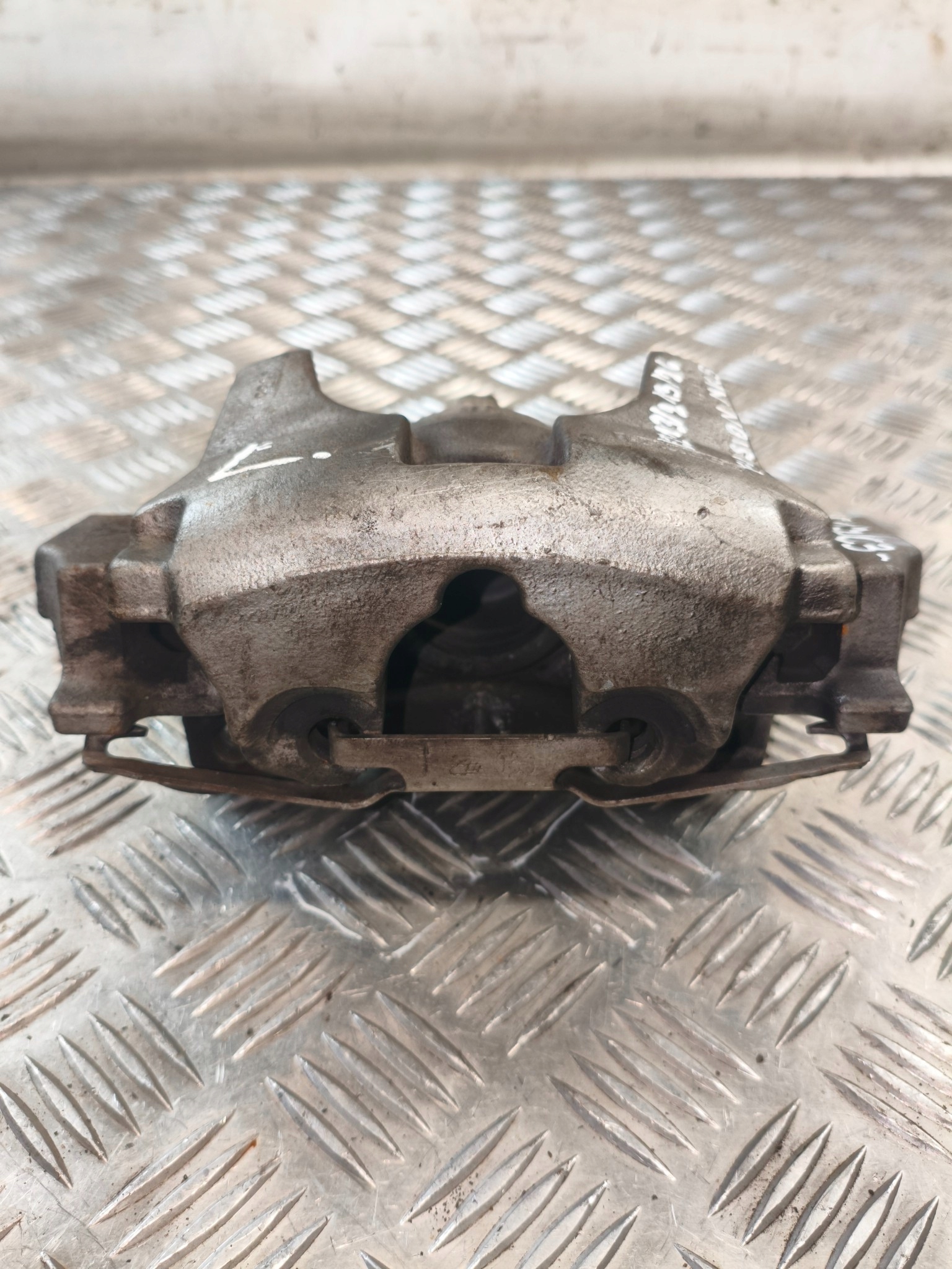 třmen předek levý FORD FUSION MK5 2.0B