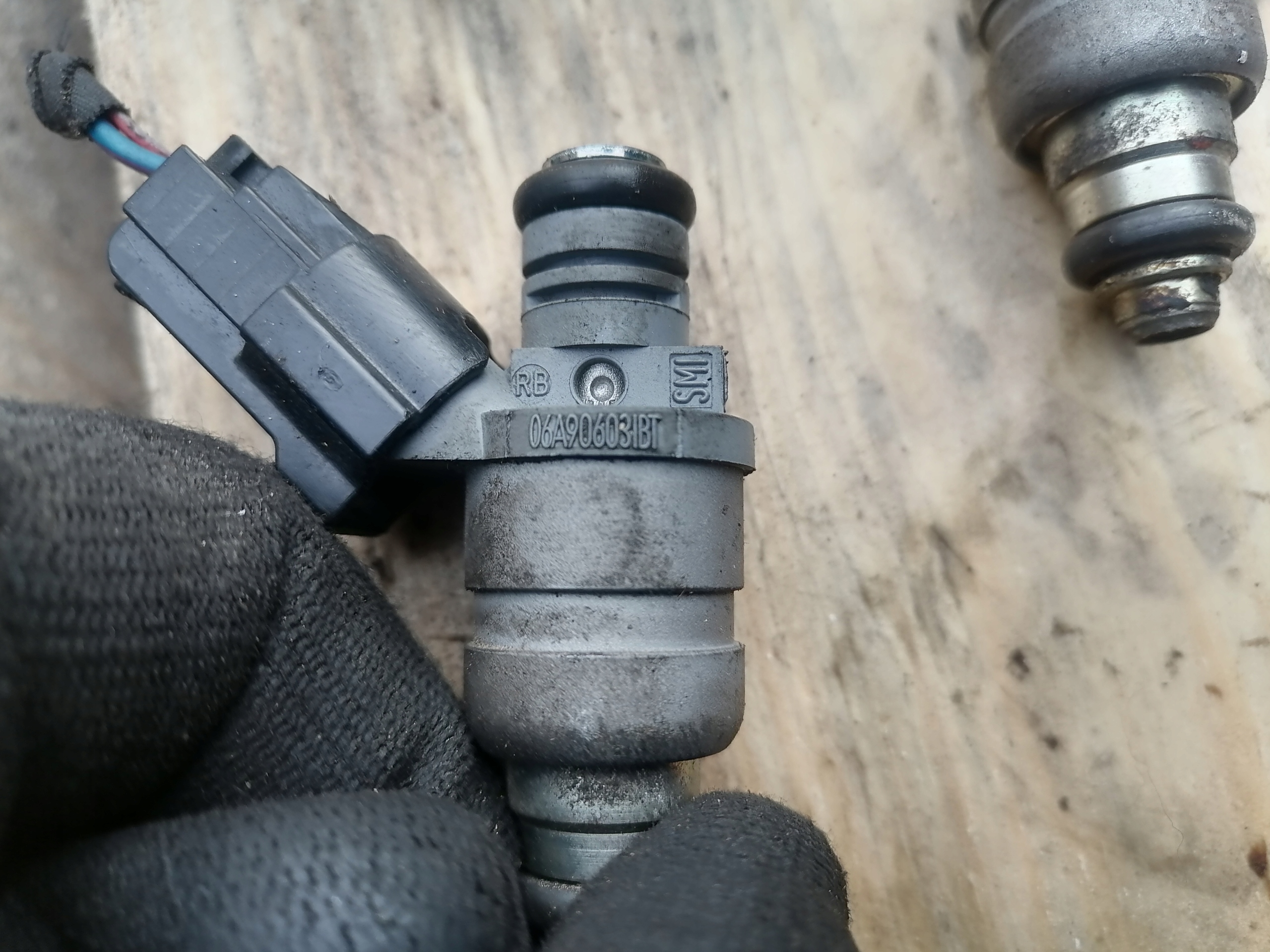 nozzle injector VW GOLF OCTAVIA 1.6 06A906031BT