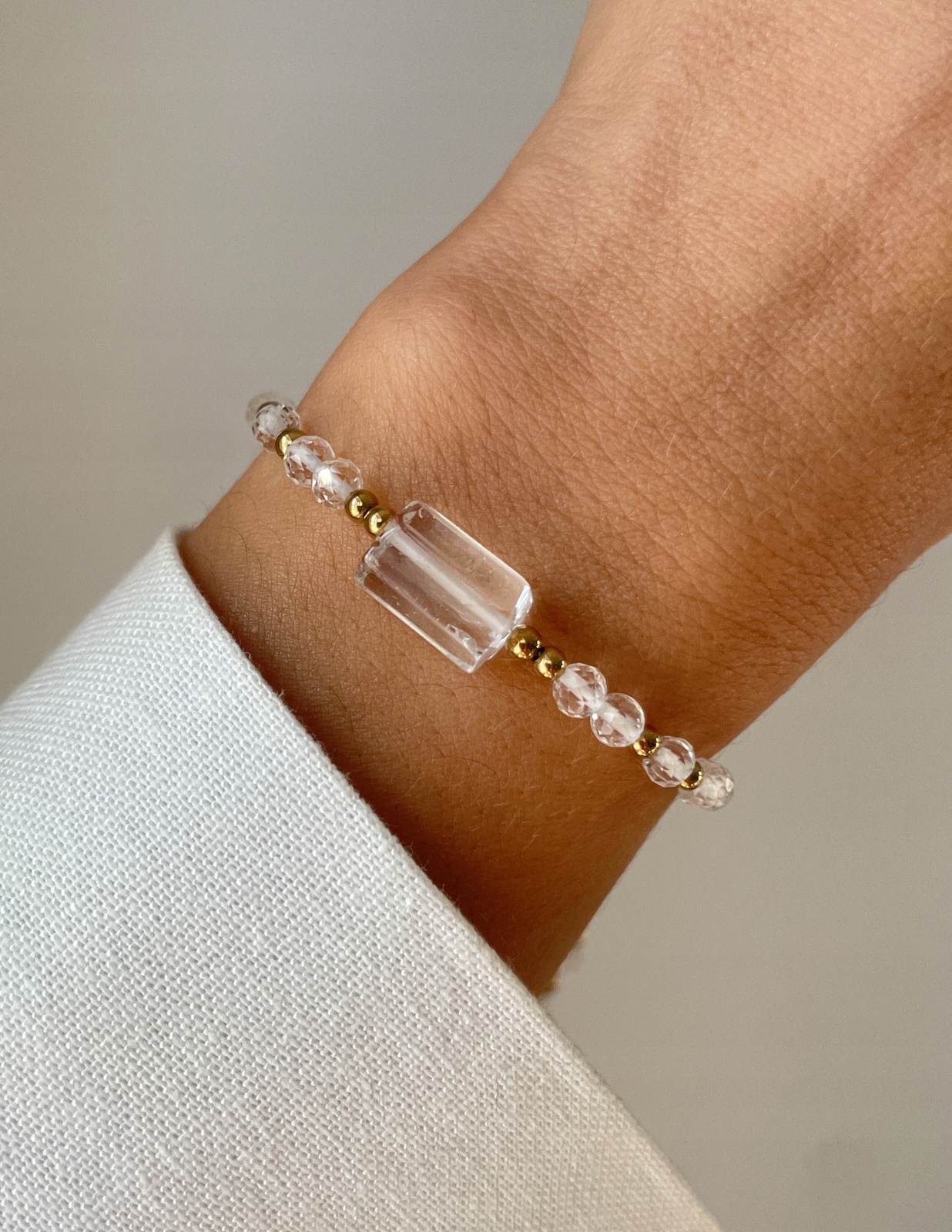 Náramek na niti s křišťálem