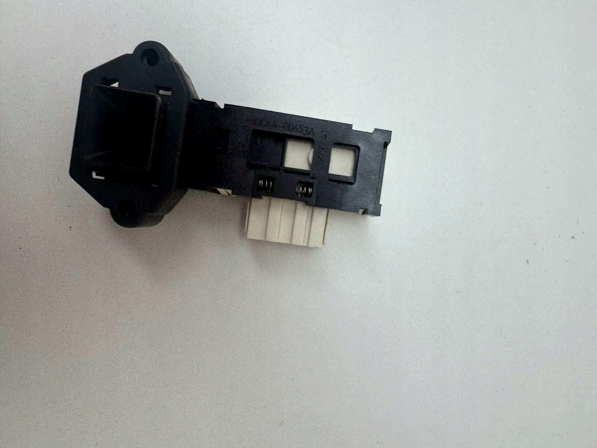 Zámek dveří (elektrozámek) pro pračku Samsung (DC64-00653A)