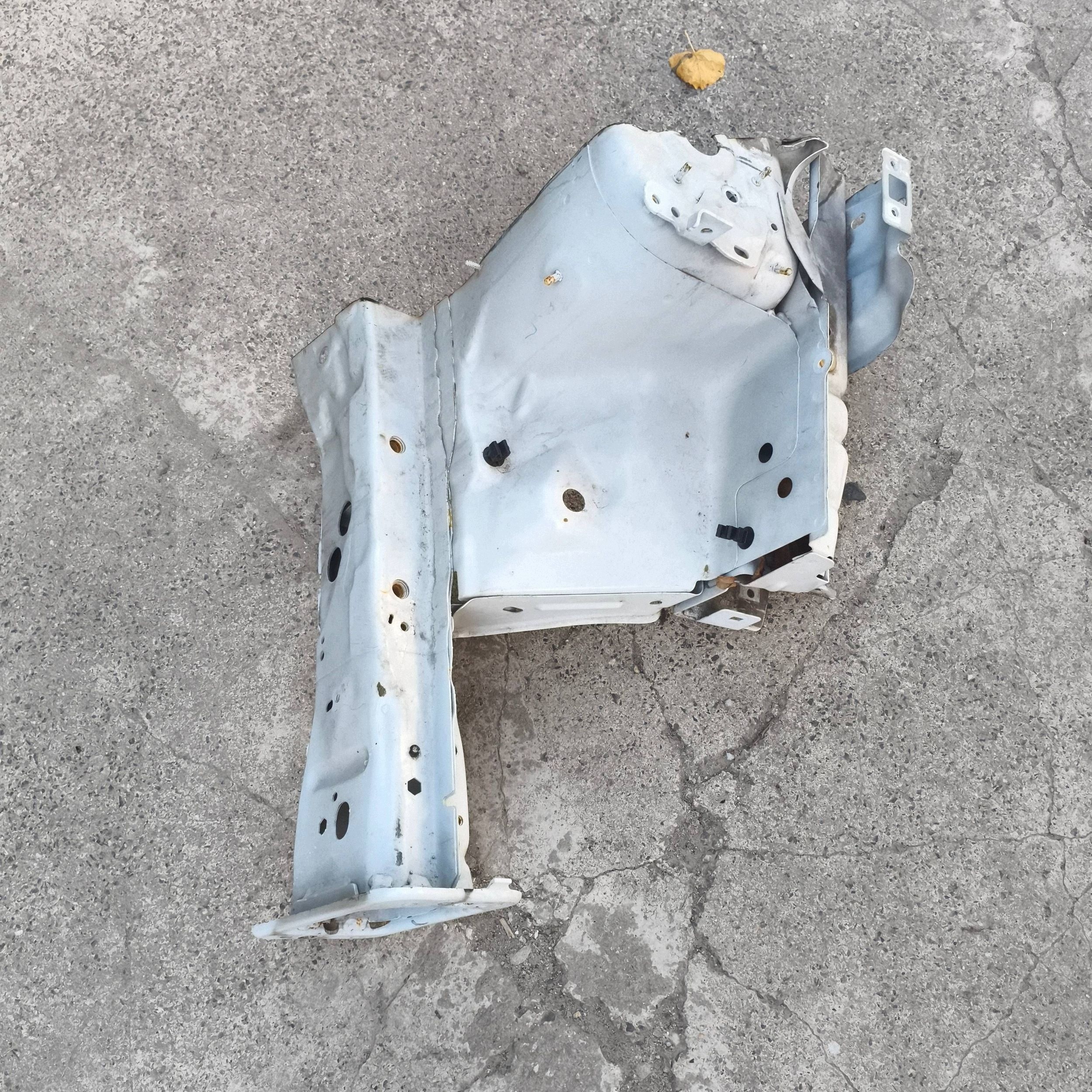 quarter left front front Ford Fiesta MK7 LIFT biala HC