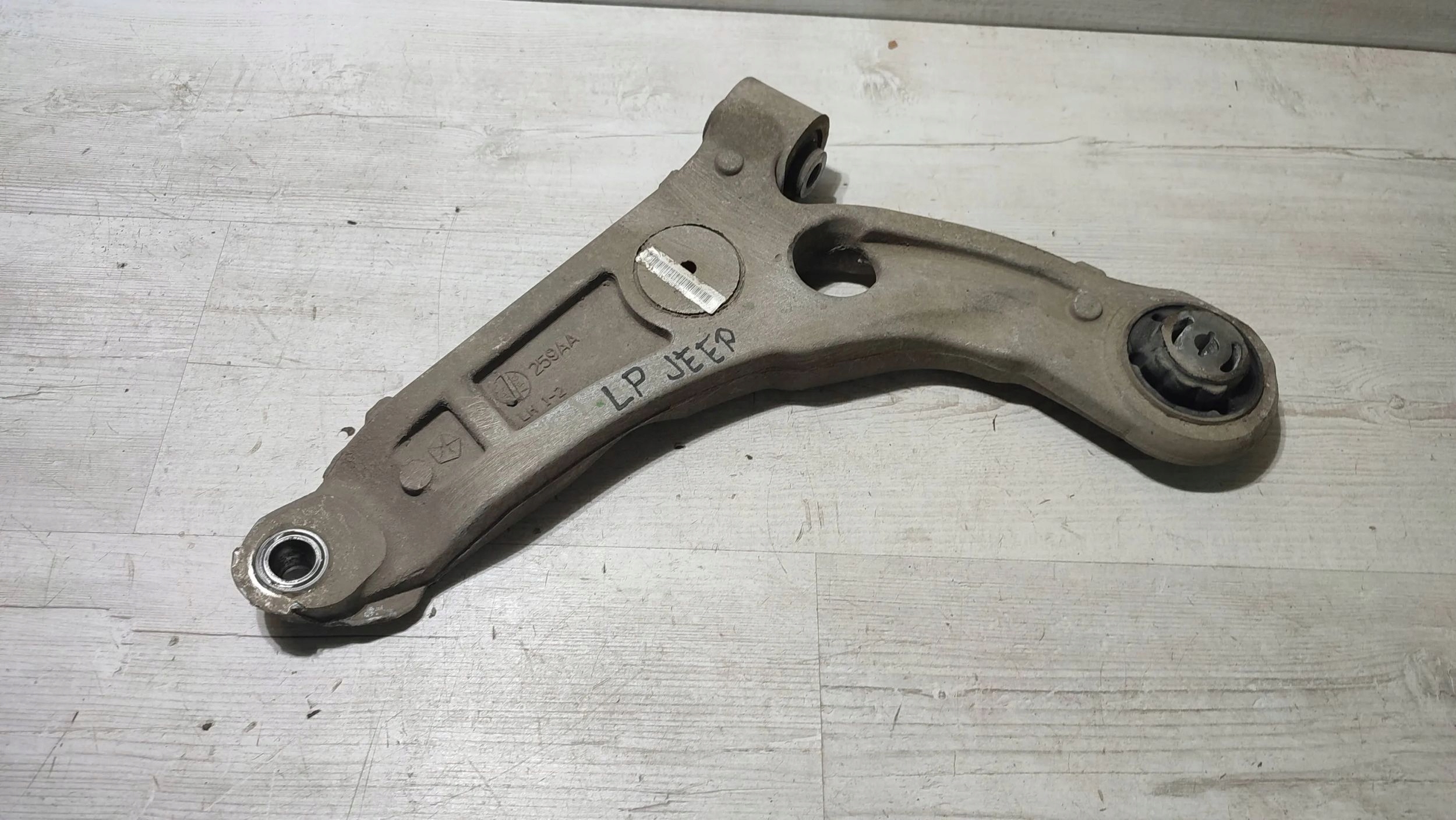 Jeep Cherokee 2015 front side left arm front