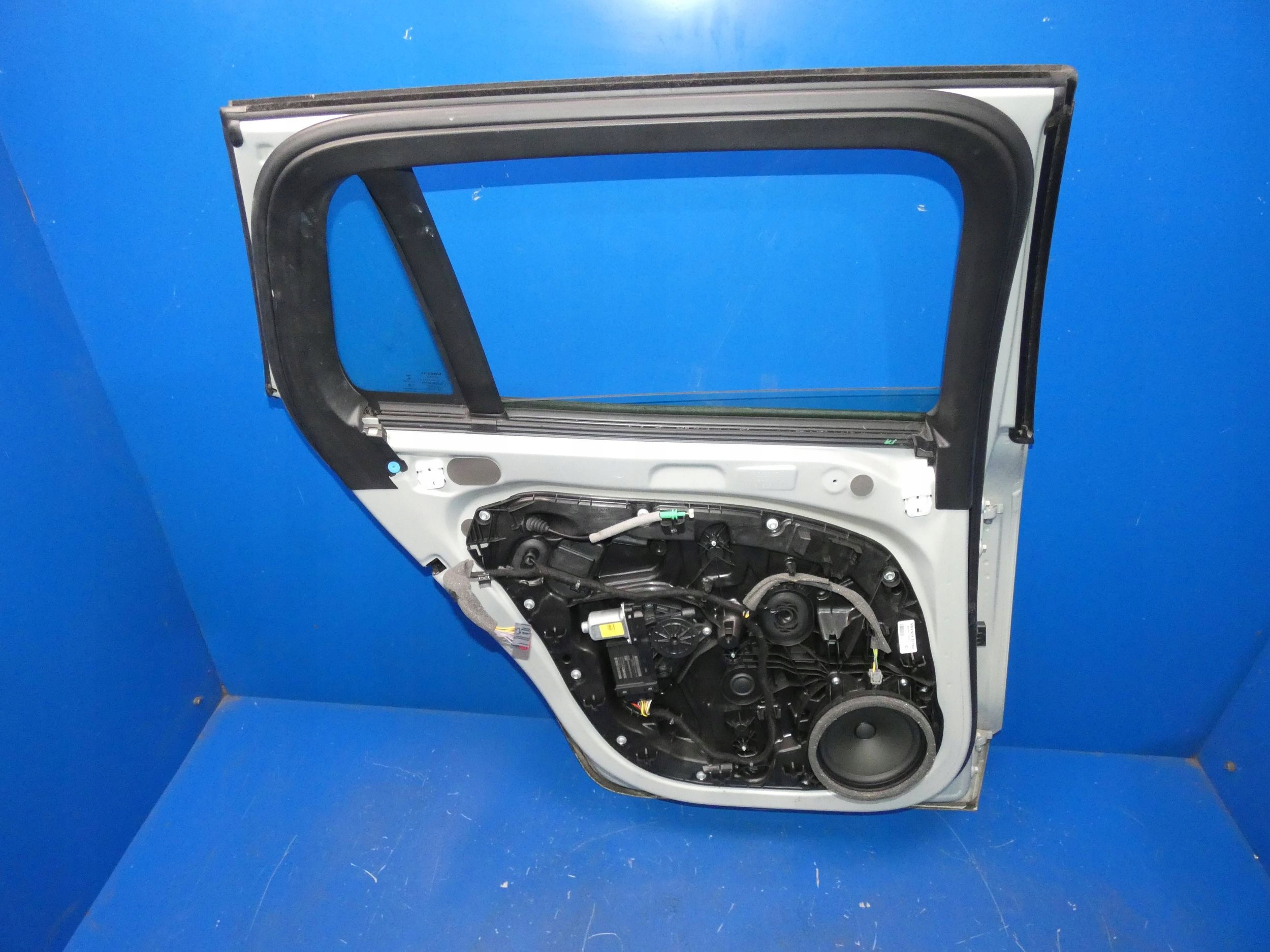 VOLVO V60 II door left rear part rear. 726-16