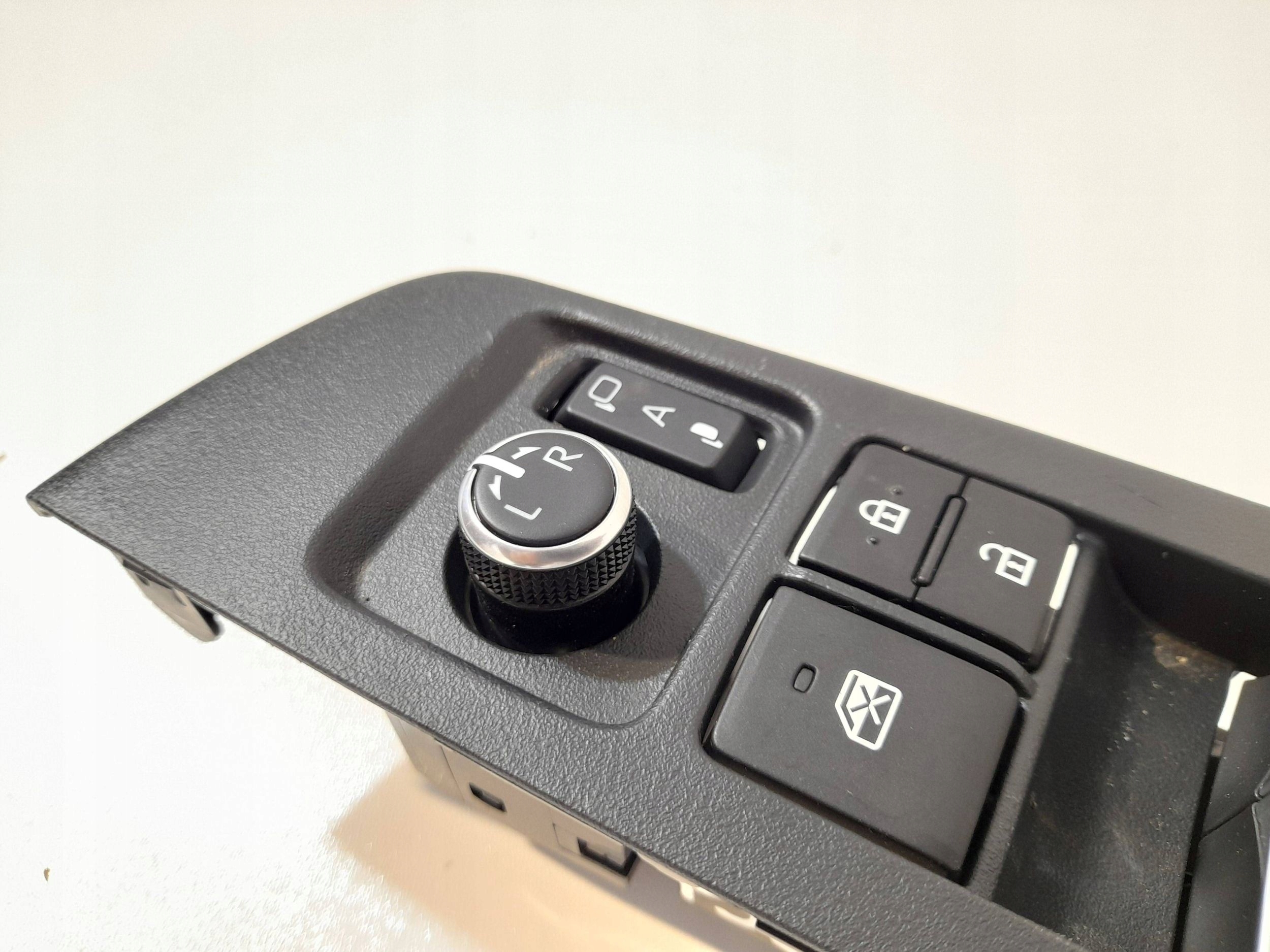 Toyota Corolla E21 window control switch 84040-02490 (PS82)