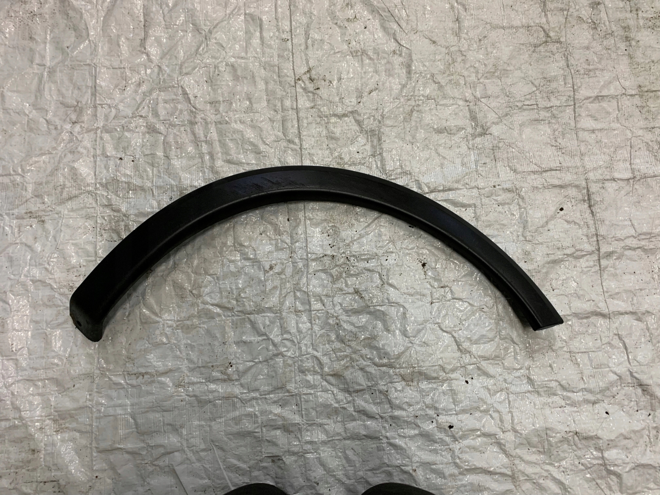 OPEL CORSA C 03-06 LISTWA BŁOTNIKA PRAWY TYŁ