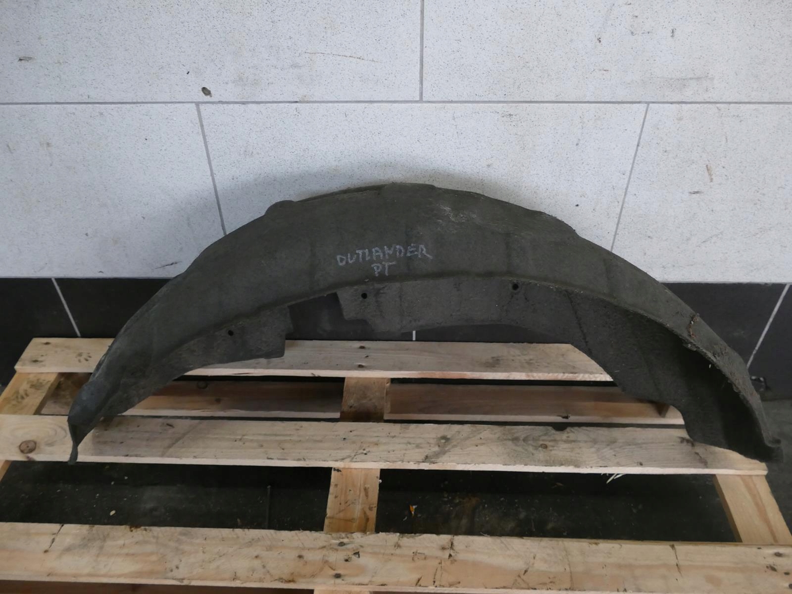 MITSUBISHI OUTLANDER II mudguard right rear part right rear.