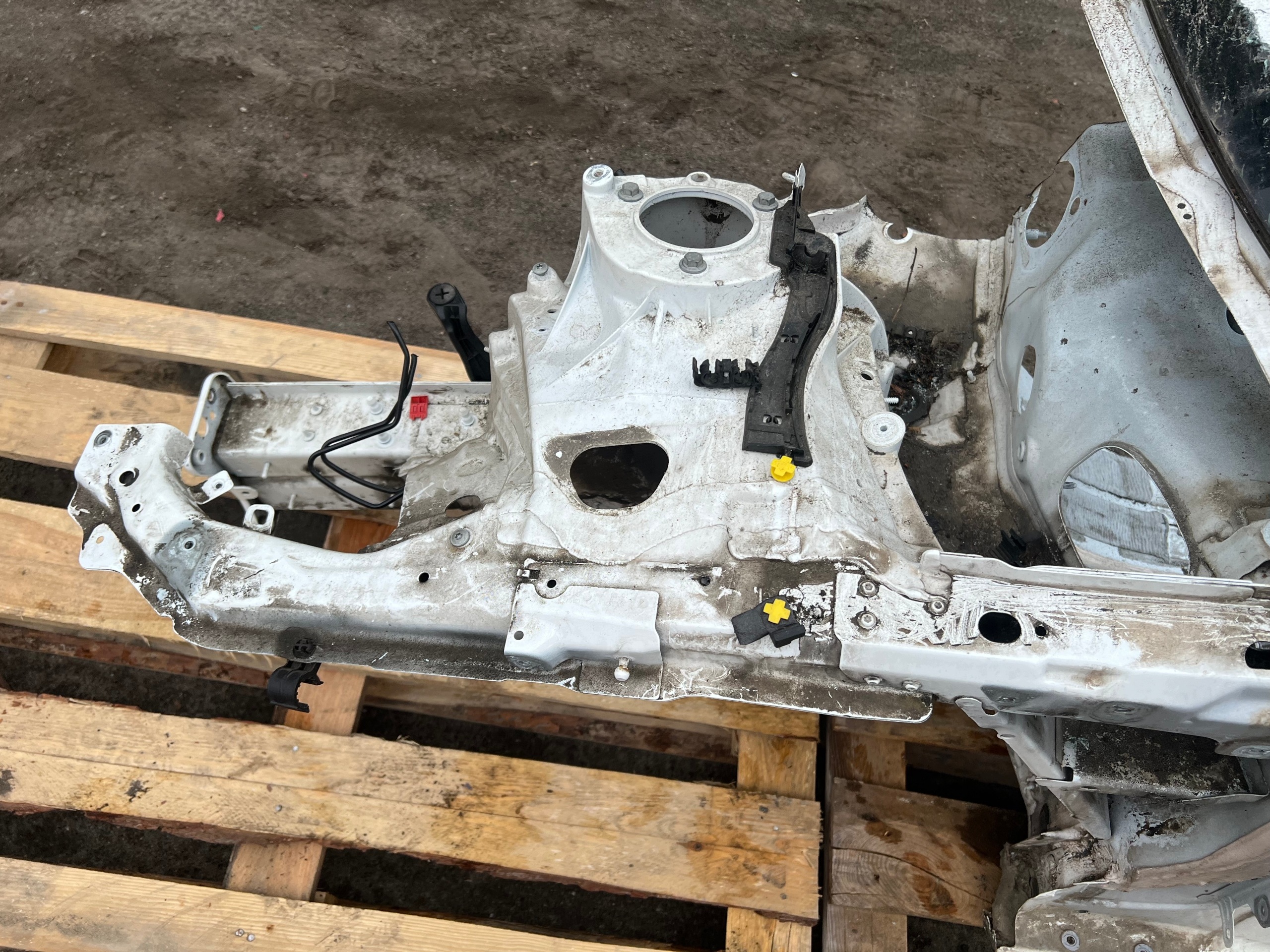 AUDI A4 B9 čtvrtka levý předek čtvrtka práh LY9C