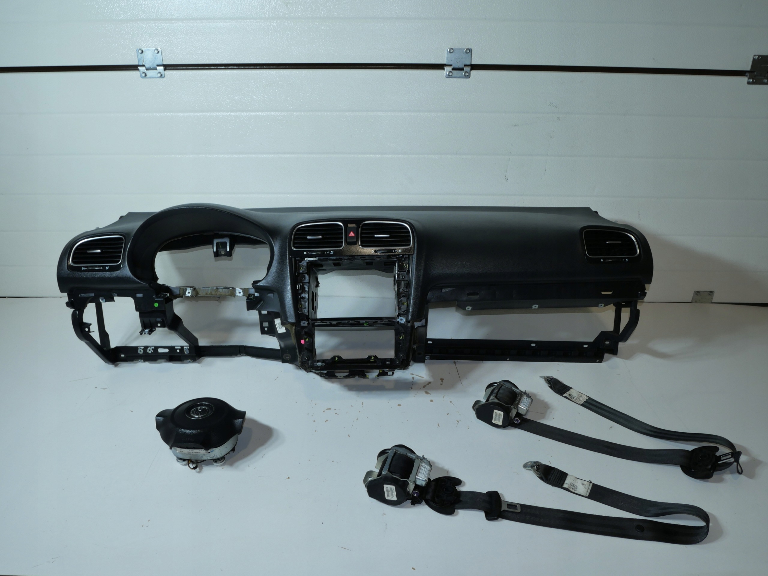dashboard instrument panel console cockpit VW GOLF VI 5K1858295E running board