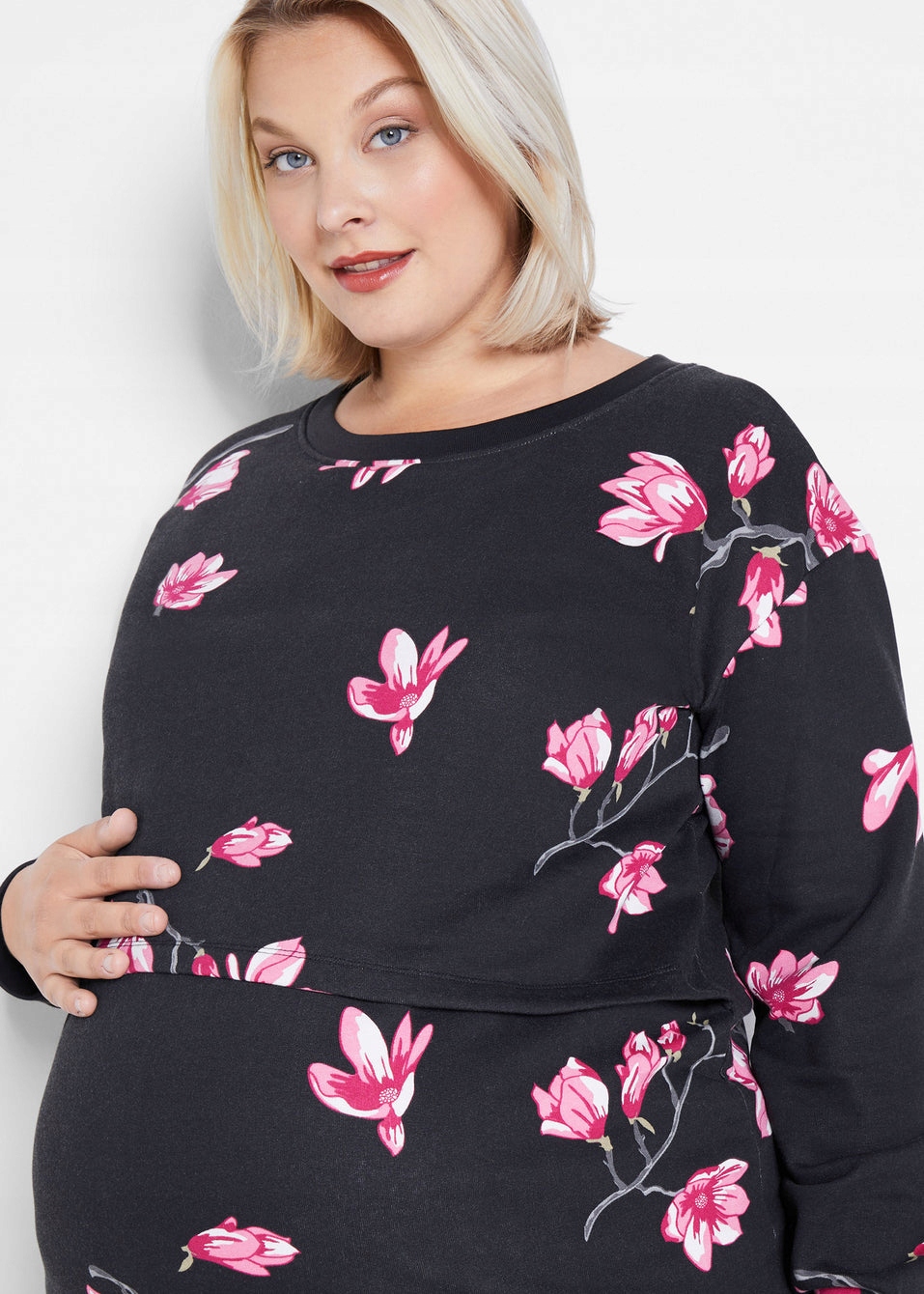 CA111 BLUZA DAMSKA CIĄŻOWA KLASYCZNA W KWIATY BONPRIX 32/34 CZARNA Płeć kobieta