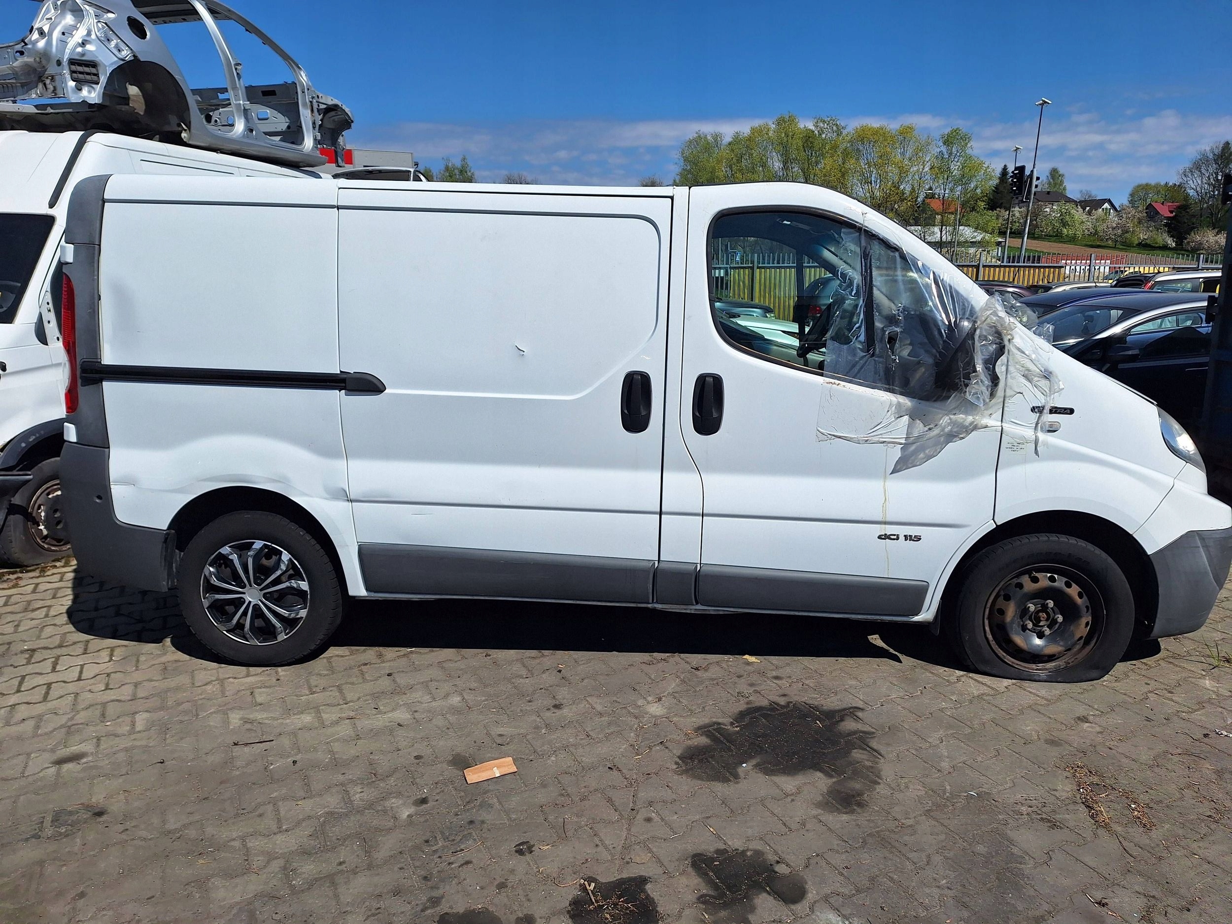RENAULT TRAFIC 2 II VIVARO A PRIMASTAR X83 BIALY fender front right 01-14