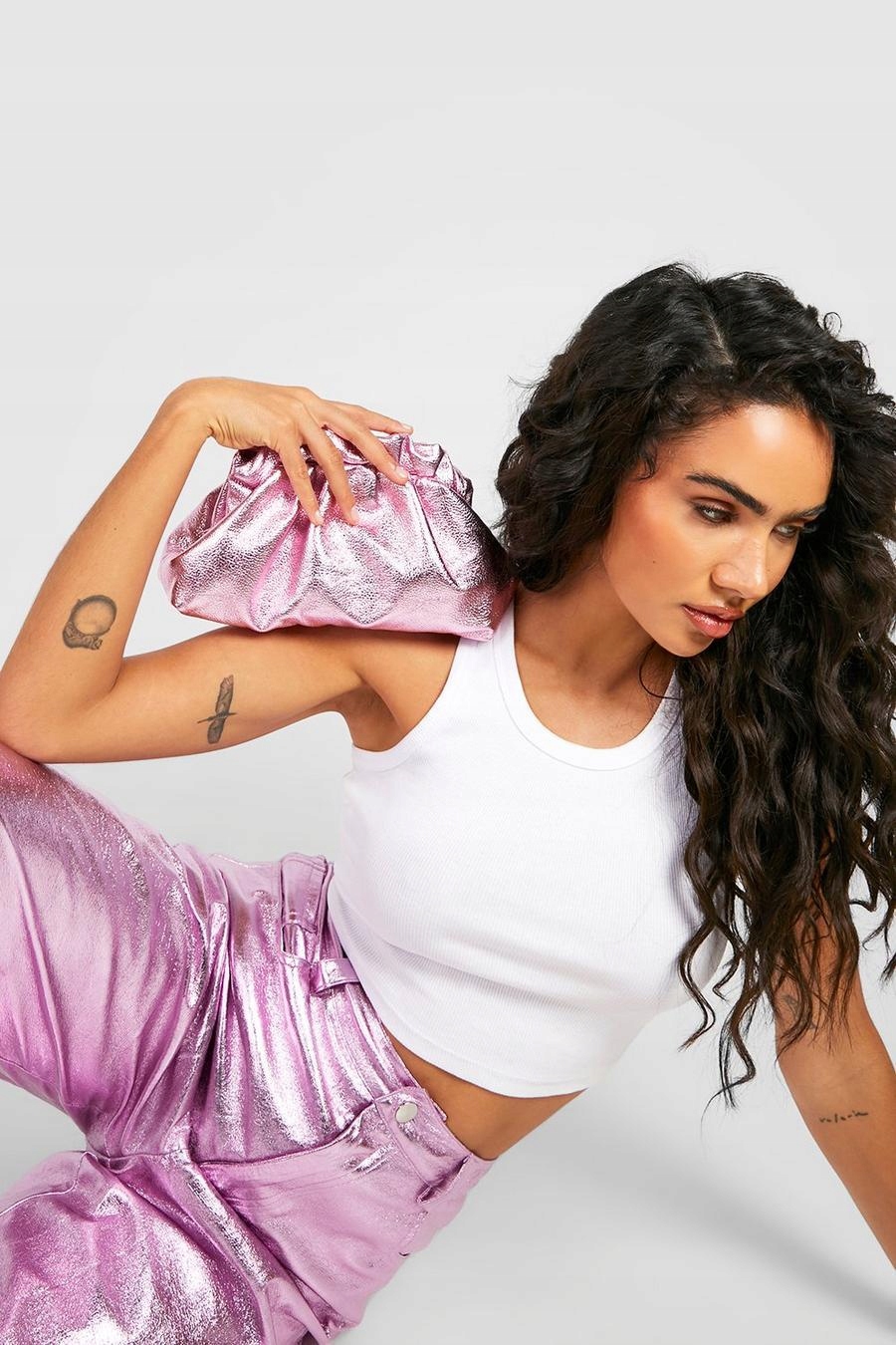 BOOHOO RÓŻOWA METALICZNA TOREBKA KOPERTÓWKA FALBANA APE NG8__22X18 Kolor różowy