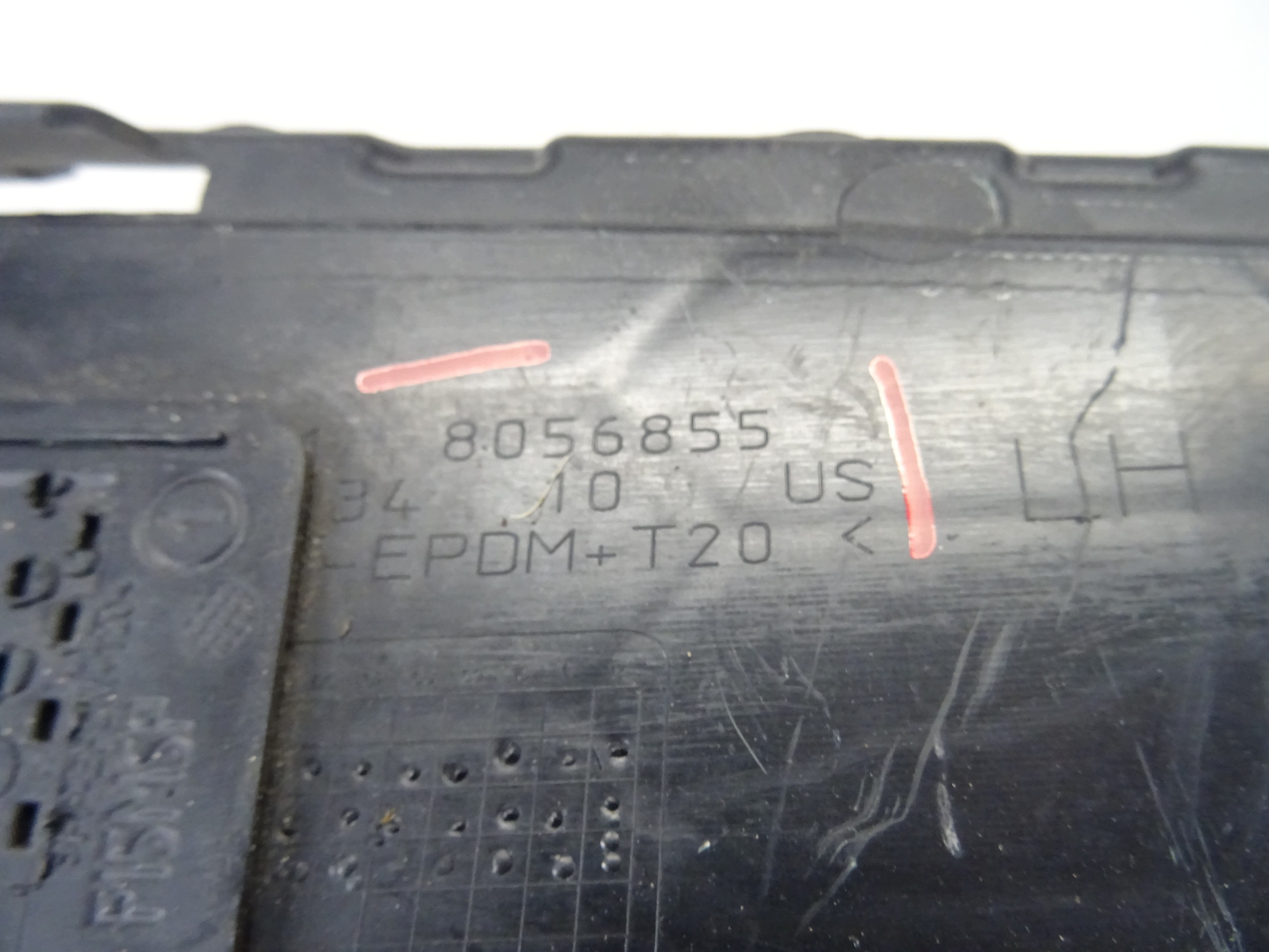 grid of a bumper left front BMW X5 F15 8056855