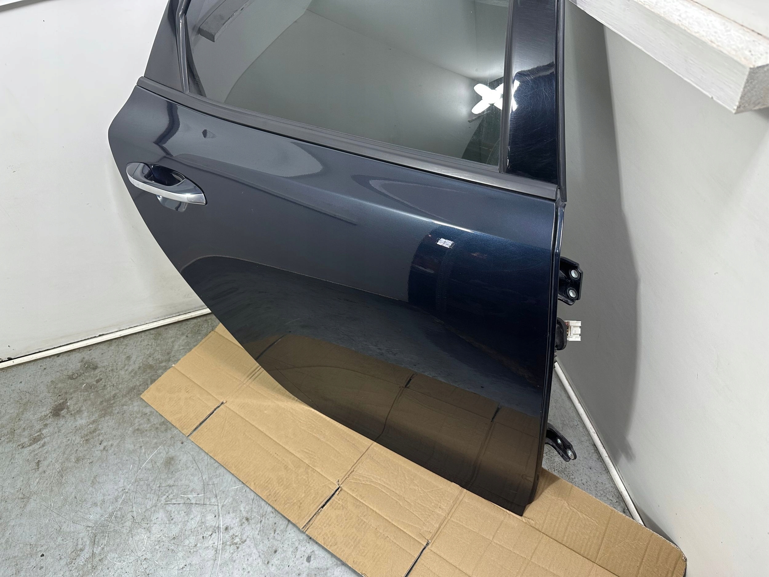 KIA Optima 2018 Tył strona prawa Drzwi B4U 77004D4000 Numer katalogowy części 77004D4000