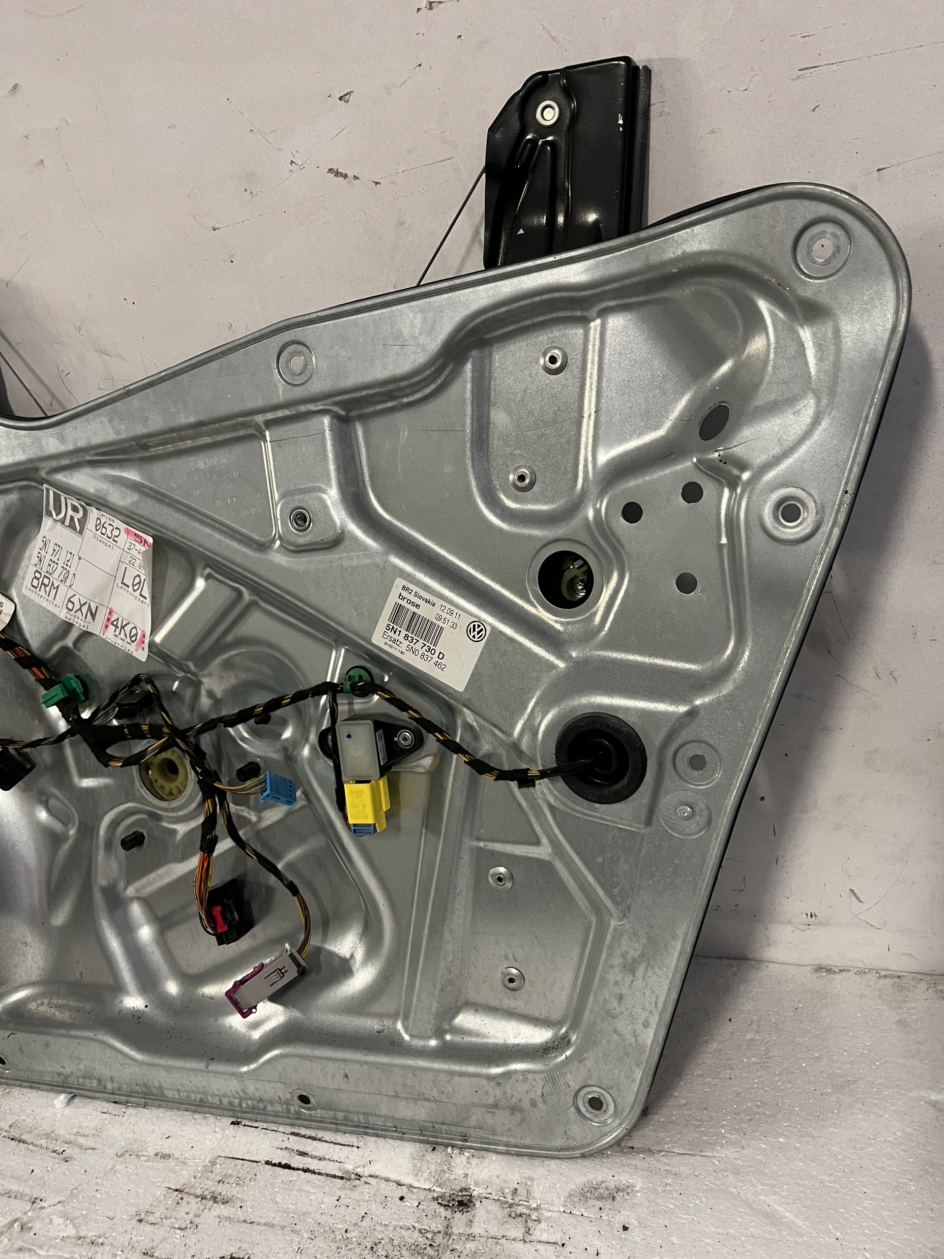 window regulator mechanism right front VW TOGUAN and 5N1837730D