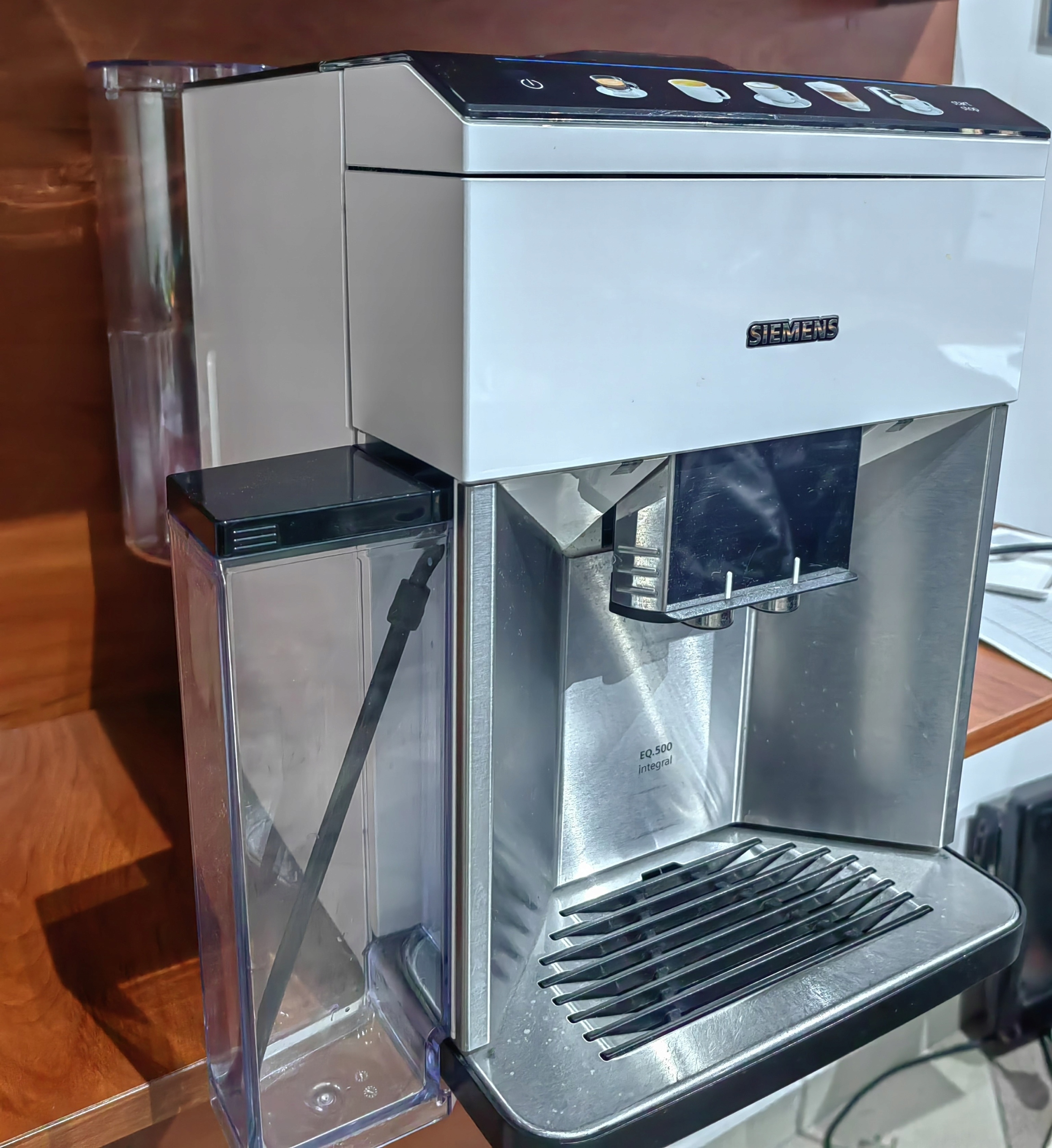 //R// Automatyczny ekspres ciśnieniowy Siemens EQ.500 Integral 1500 W biały Model EQ.500 Integral