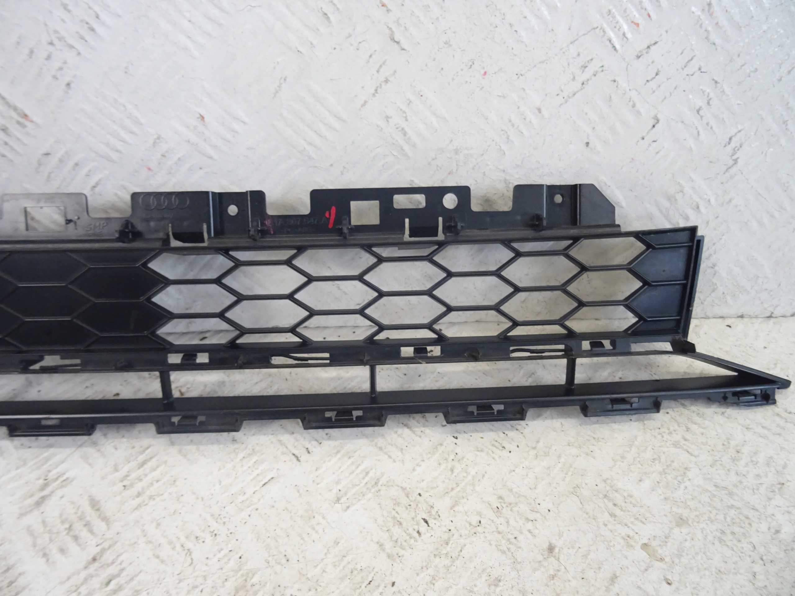 grid of a bumper front front central AUDI Q2 81A S-LINE 81A807647A