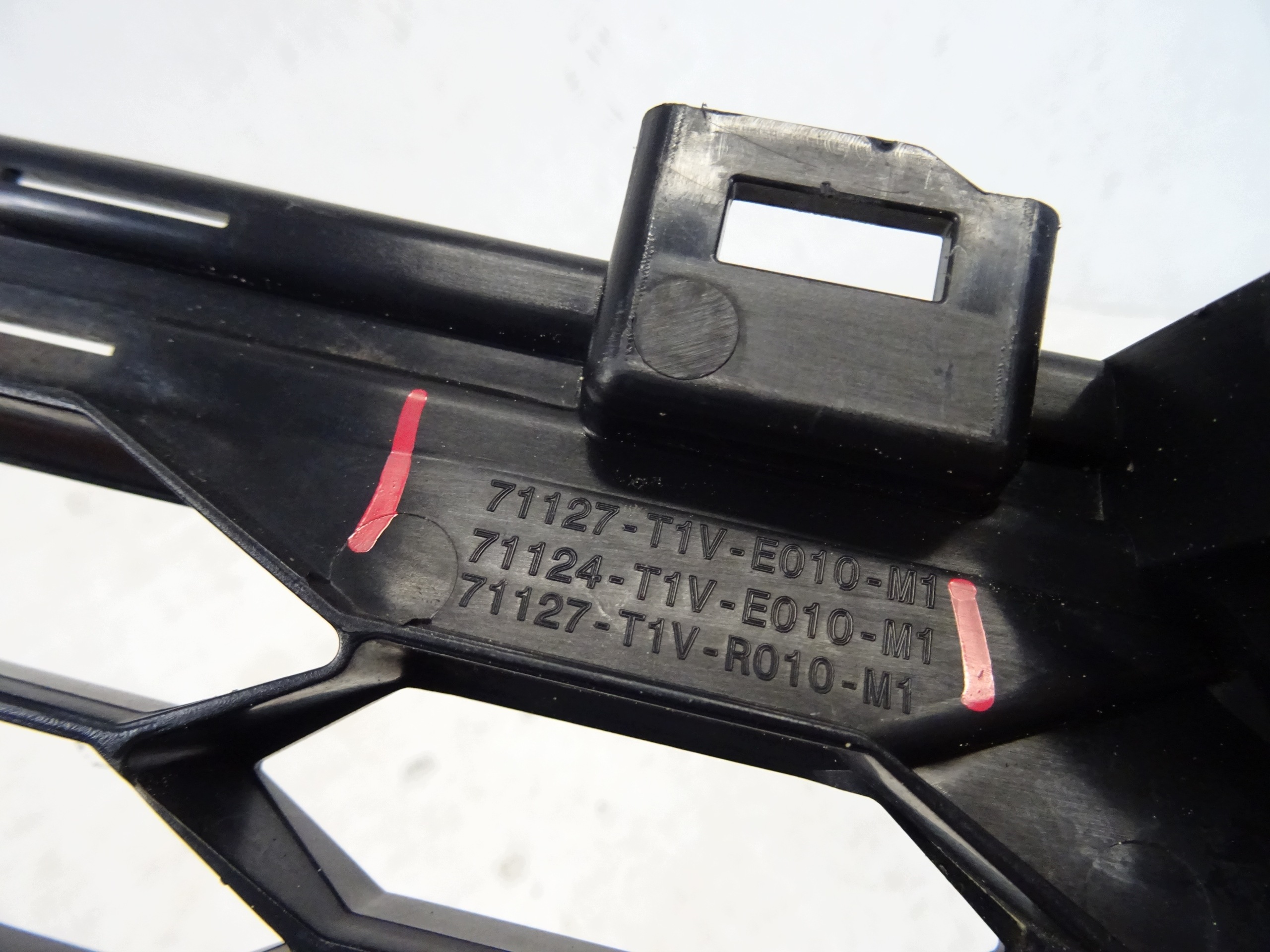 grid of a bumper front front HONDA CRV IV 71127-T1V