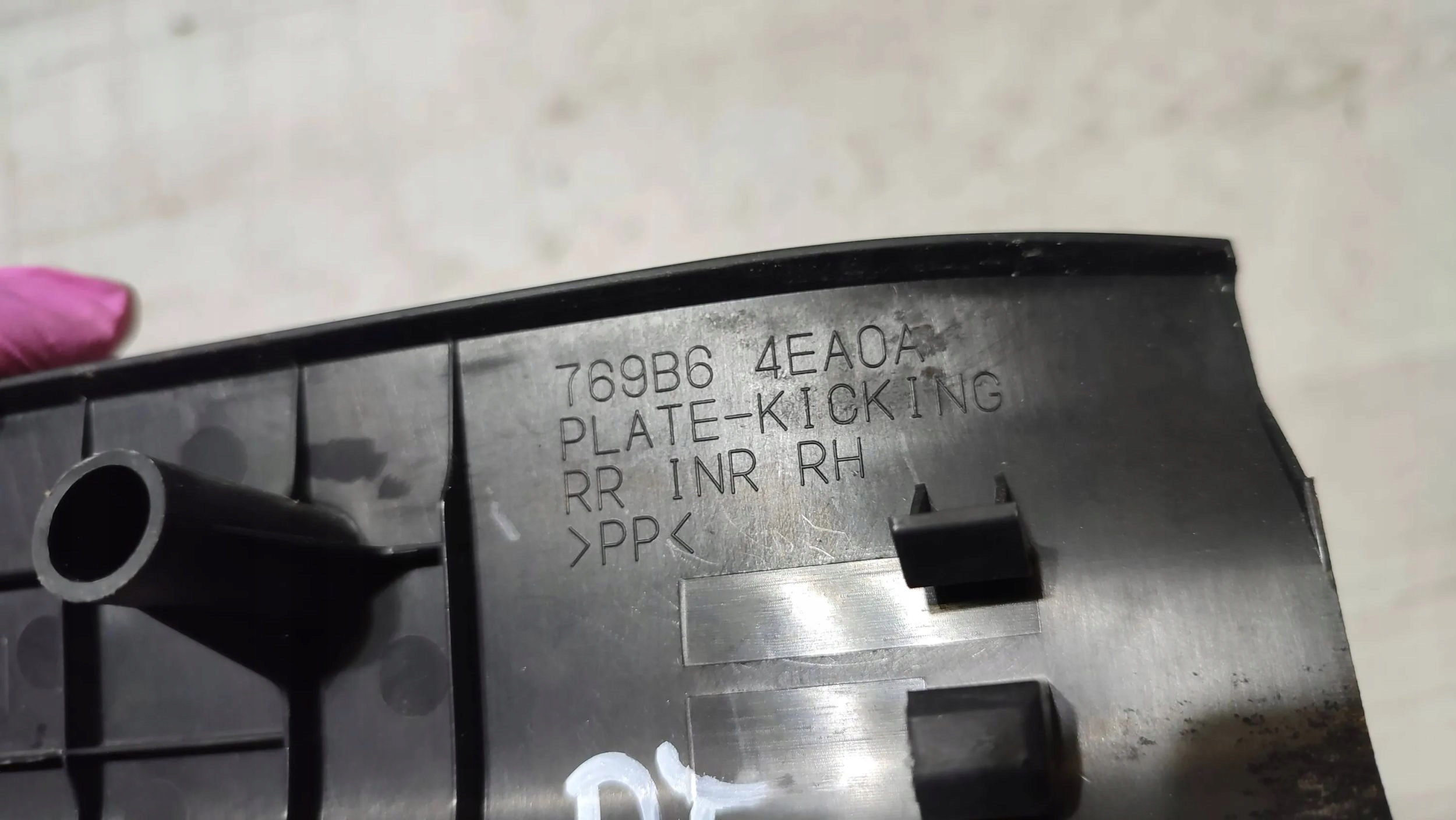 Nissan Qashqai 16r 1.5dci rear part side right moulding threshold cap