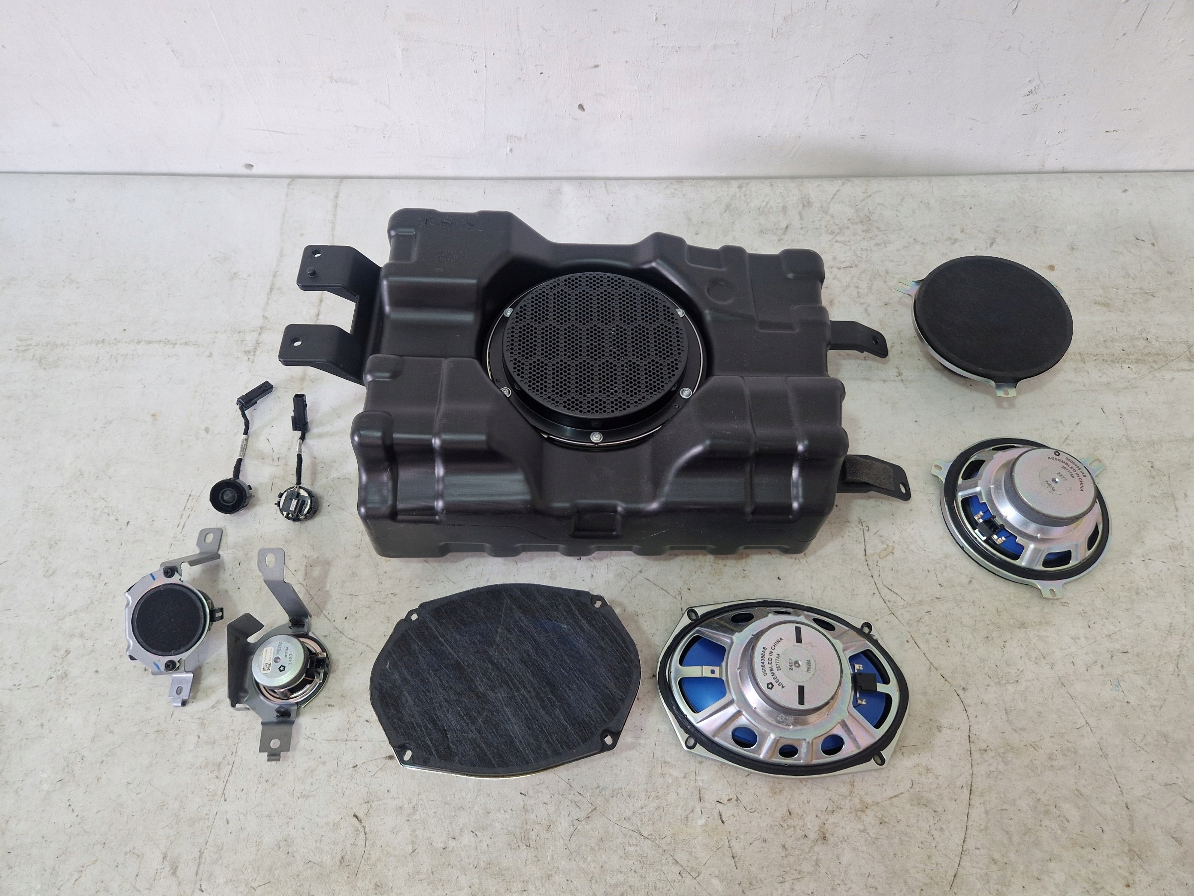 DODGE DURANGO III running board KOMPLET speaker speakers SUBWOFER 68258456AA