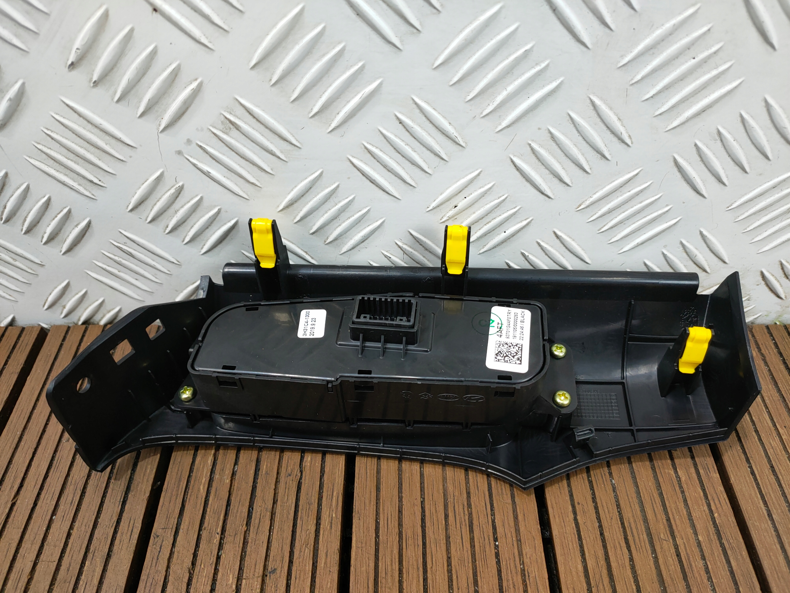 HYUNDAI i30 III 16-23 control panel buttons ASYSTENT 93701G4AF0 OE