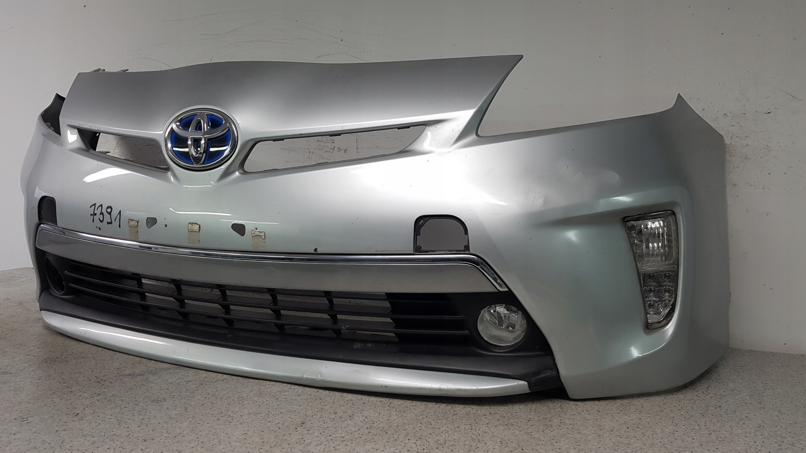 TOYOTA PRIUS 3 III LIFT 2012 - bumper front 7391