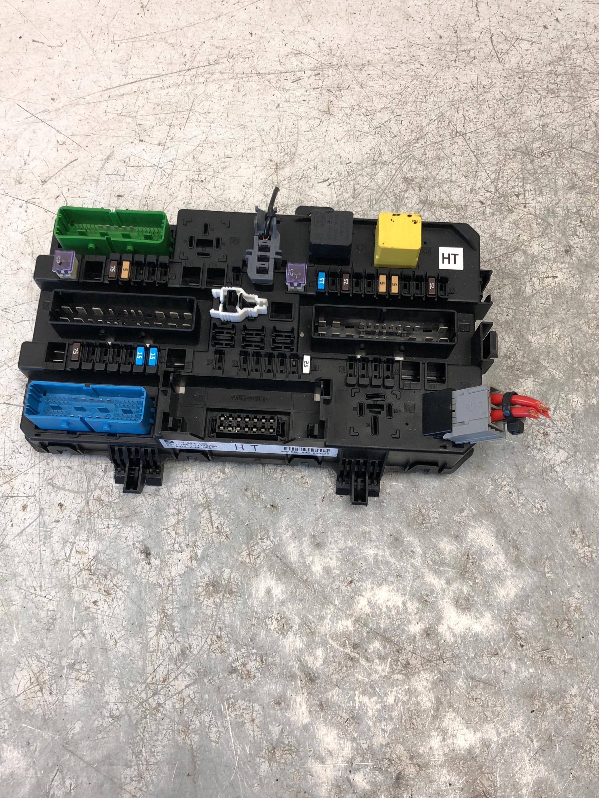 fuse box OPEL ASTRA H 13222173