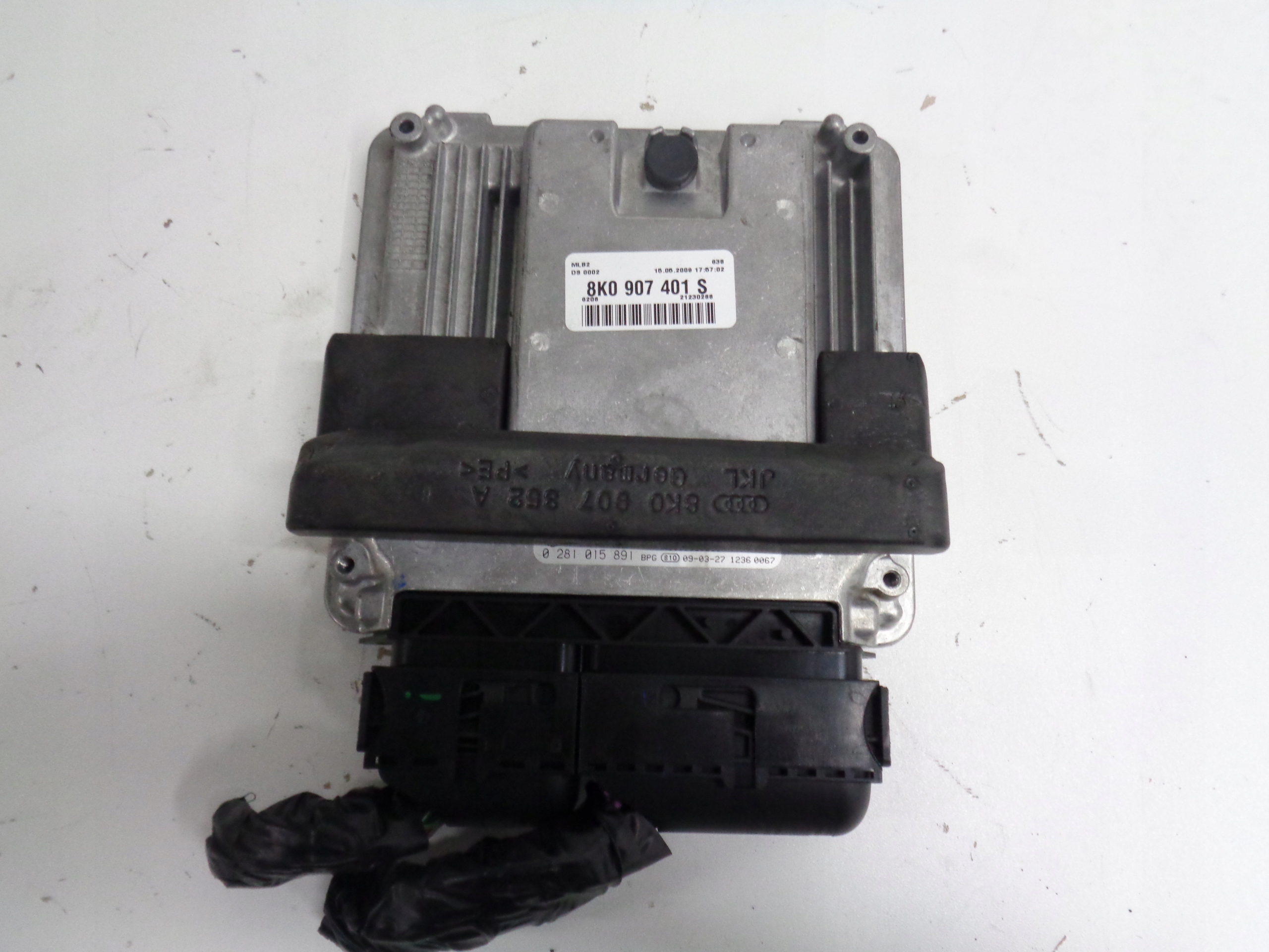 AUDI A4 B8 3.0 TDI computer control unit of the engine