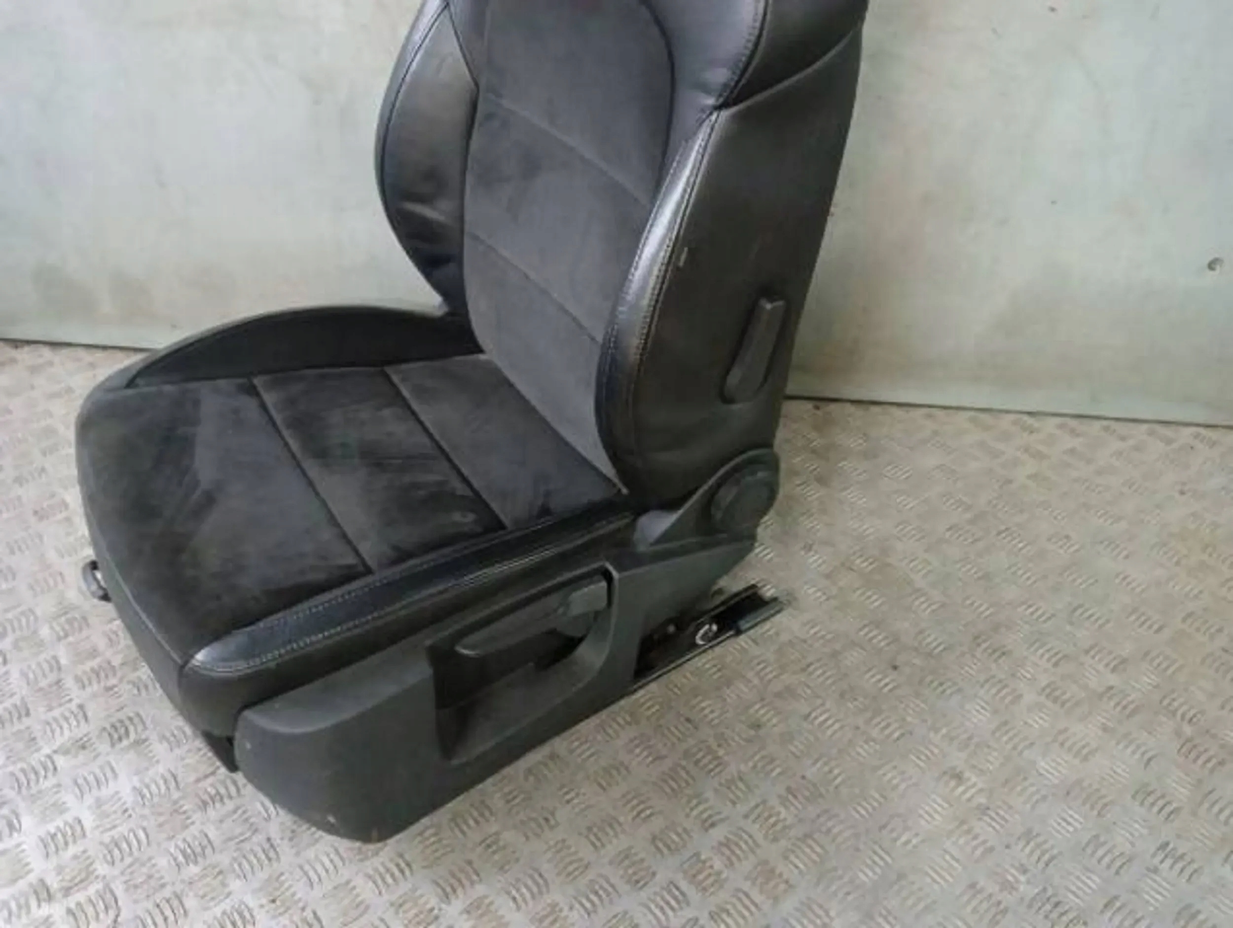 кресло передний левый водители SKODA SUPERB II